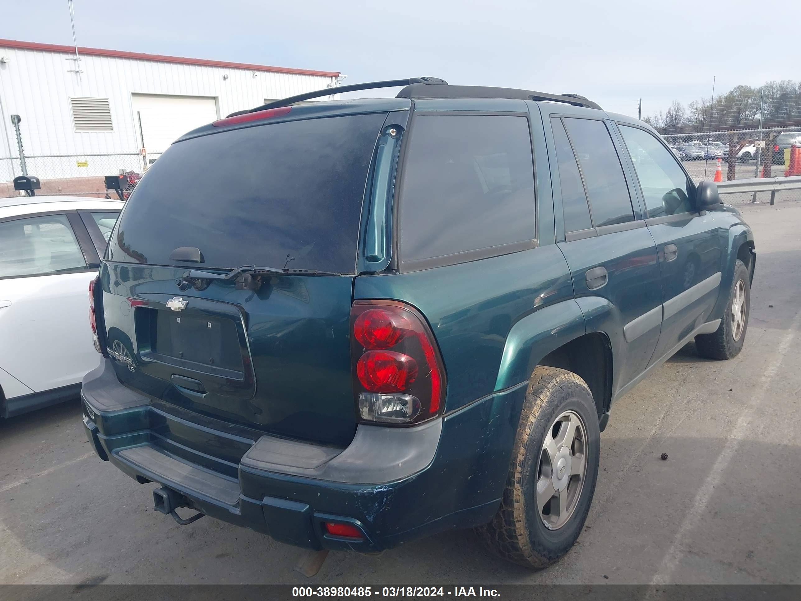 Photo 3 VIN: 1GNDS13S952312304 - CHEVROLET TRAILBLAZER 