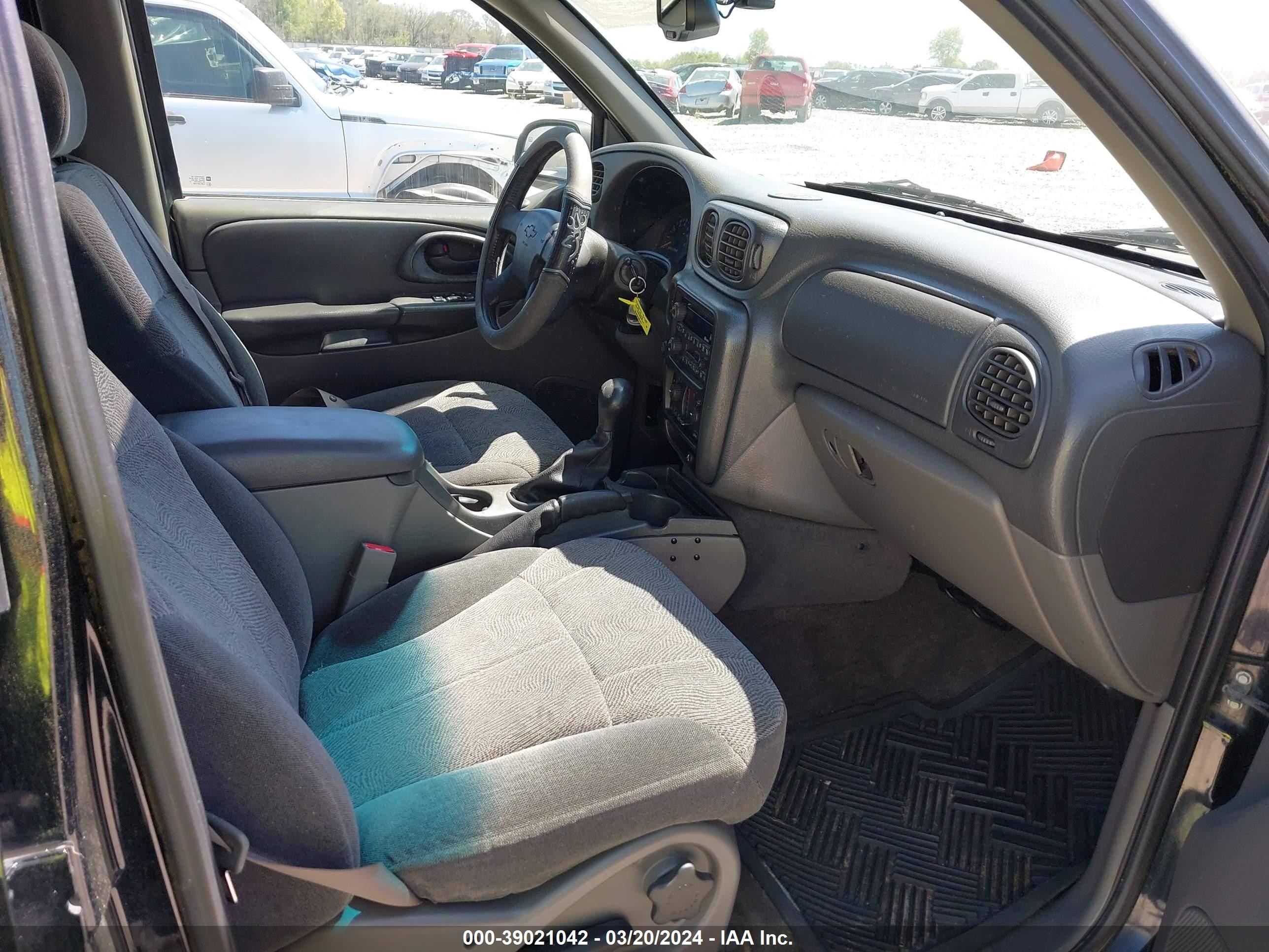 Photo 4 VIN: 1GNDS13SX22343556 - CHEVROLET TRAILBLAZER 