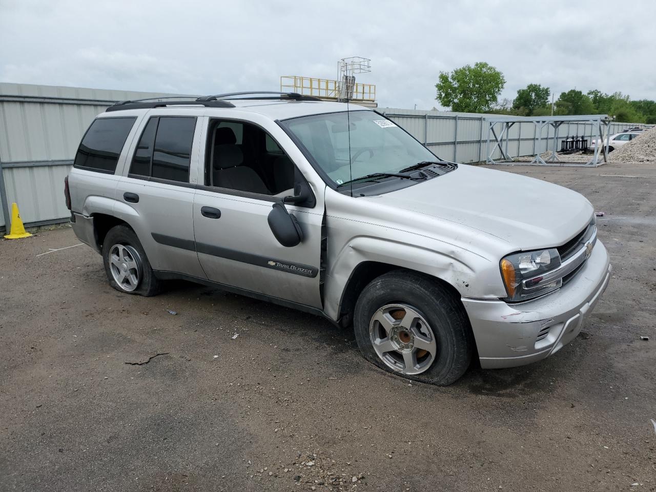 Photo 3 VIN: 1GNDS13SX42430120 - CHEVROLET TRAILBLAZER 