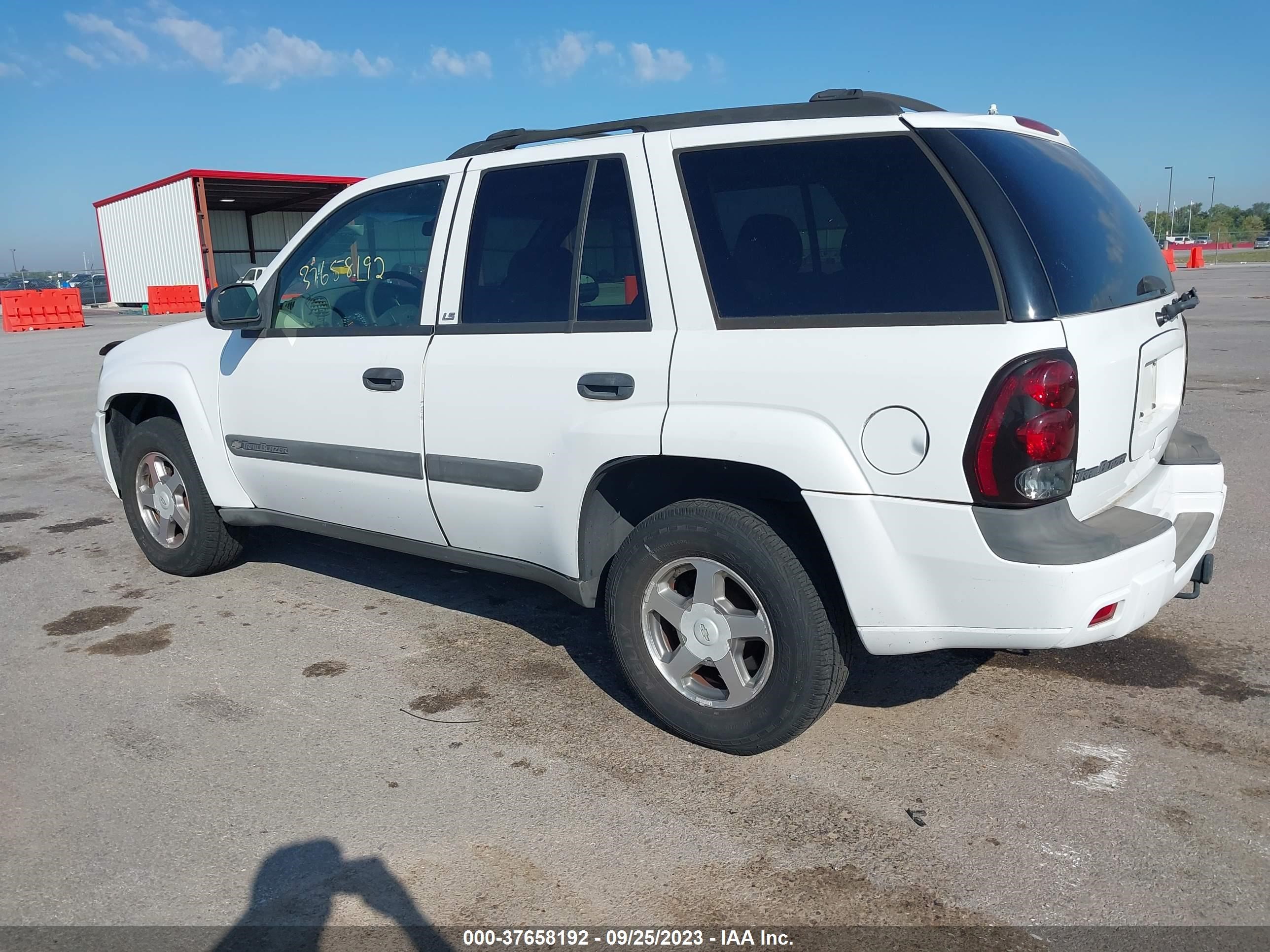 Photo 2 VIN: 1GNDT13S042247676 - CHEVROLET TRAILBLAZER 