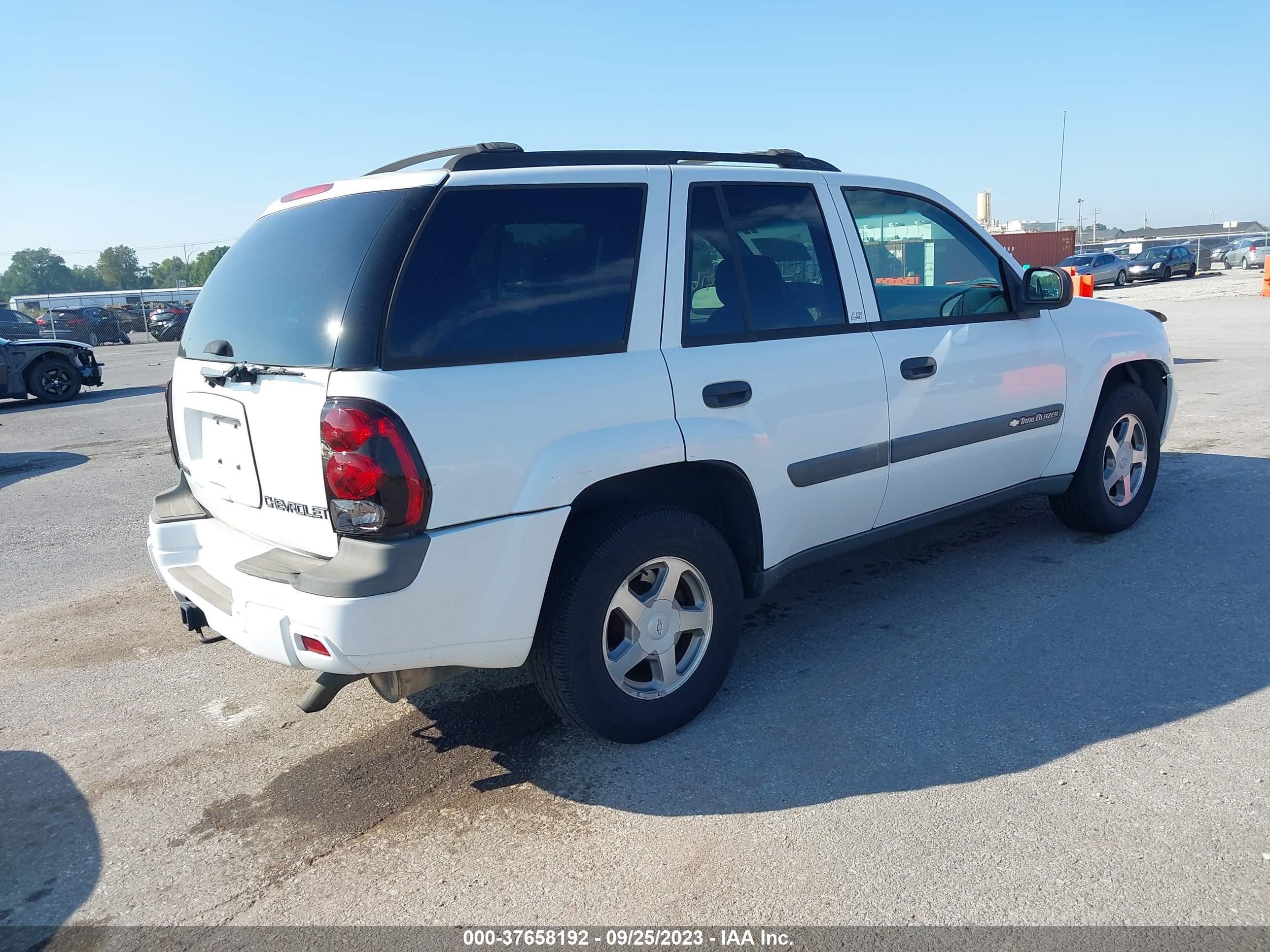 Photo 3 VIN: 1GNDT13S042247676 - CHEVROLET TRAILBLAZER 