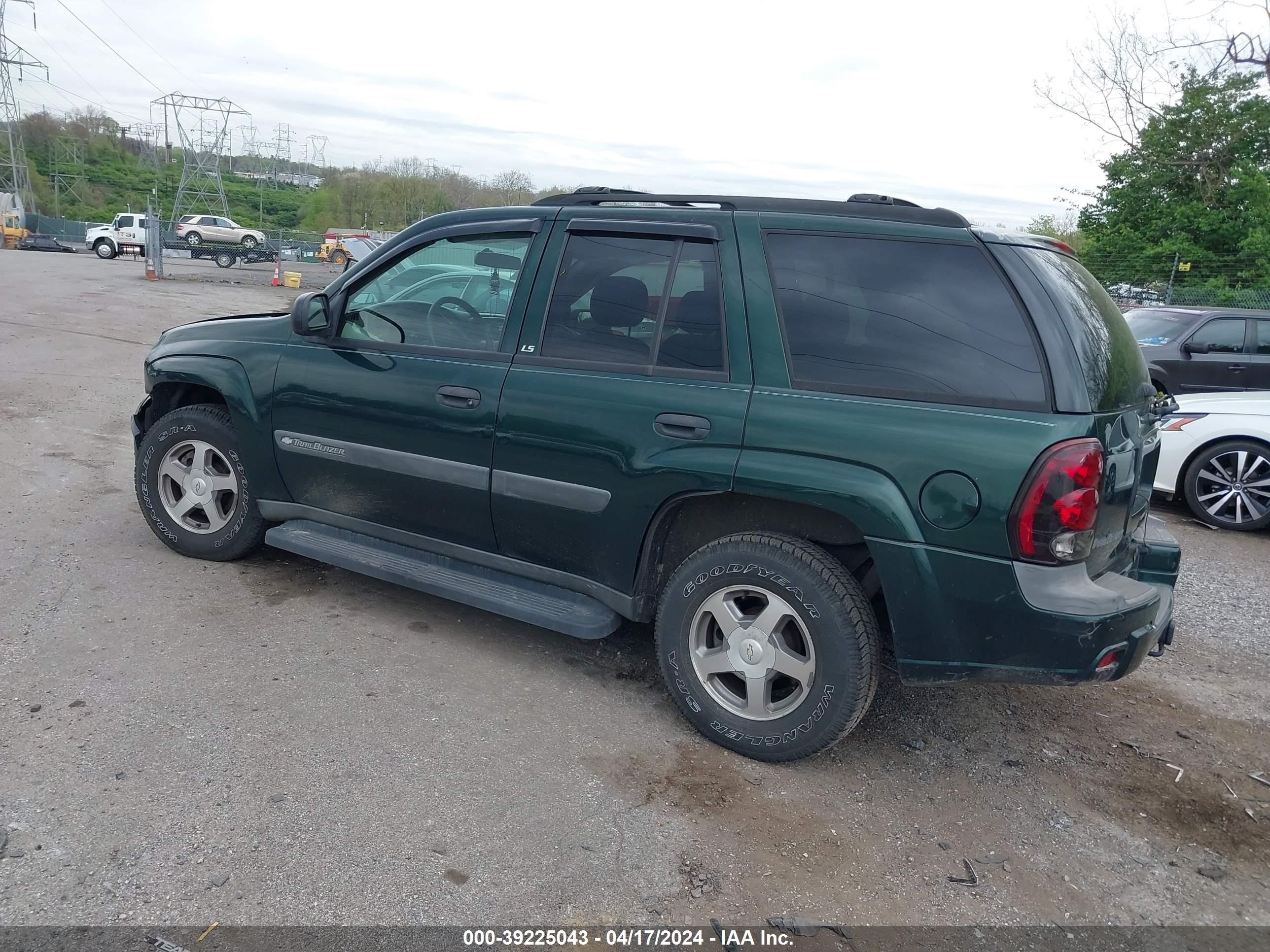 Photo 2 VIN: 1GNDT13S042437235 - CHEVROLET TRAILBLAZER 