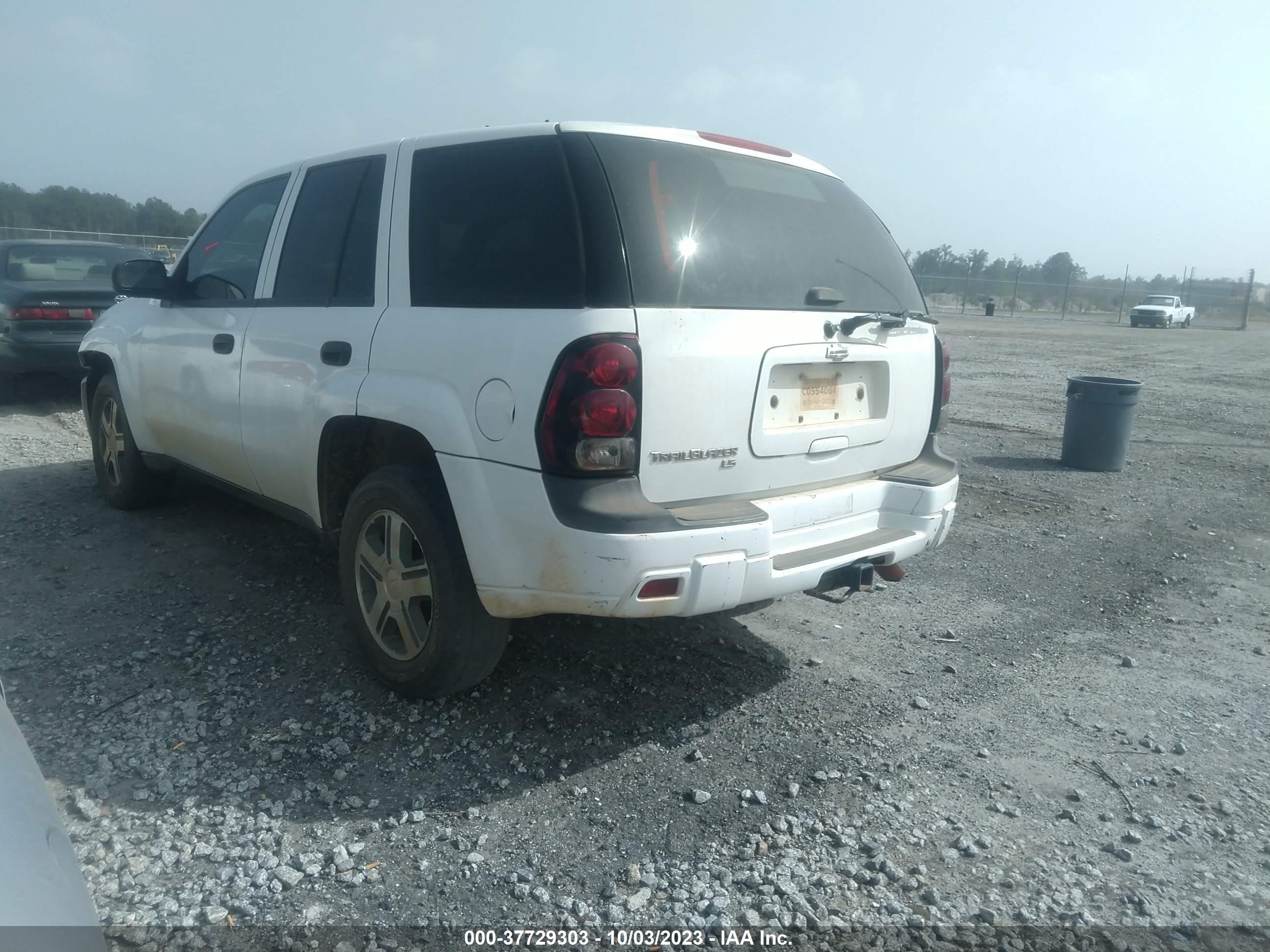 Photo 2 VIN: 1GNDT13S052310311 - CHEVROLET TRAILBLAZER 