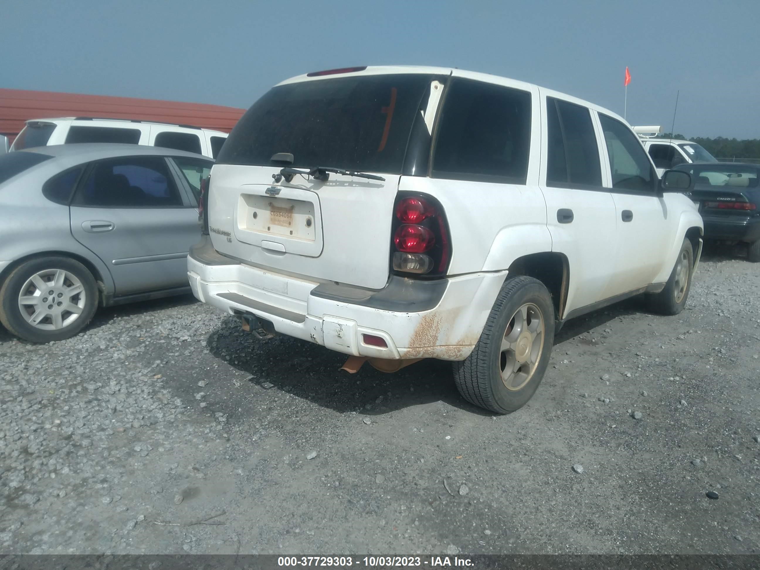 Photo 3 VIN: 1GNDT13S052310311 - CHEVROLET TRAILBLAZER 