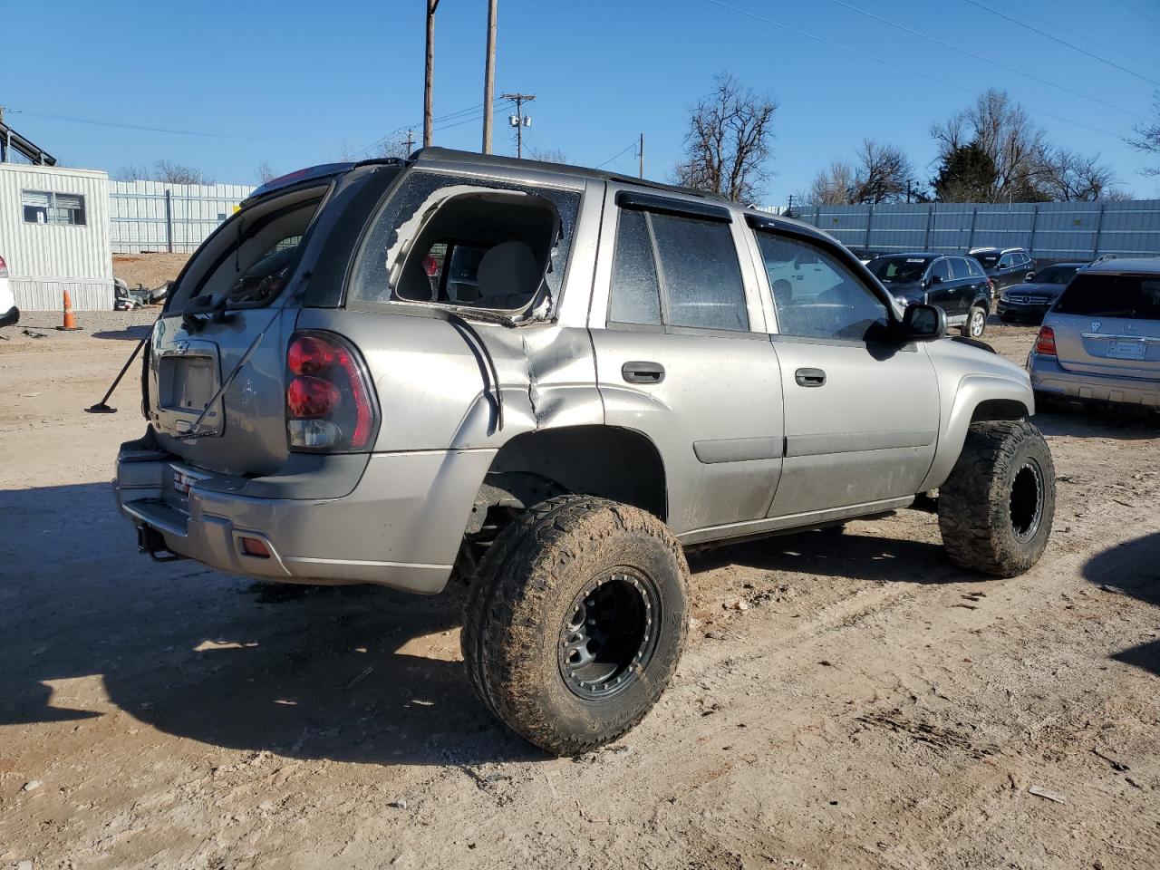 Photo 2 VIN: 1GNDT13S052341784 - CHEVROLET TRAILBLAZER 