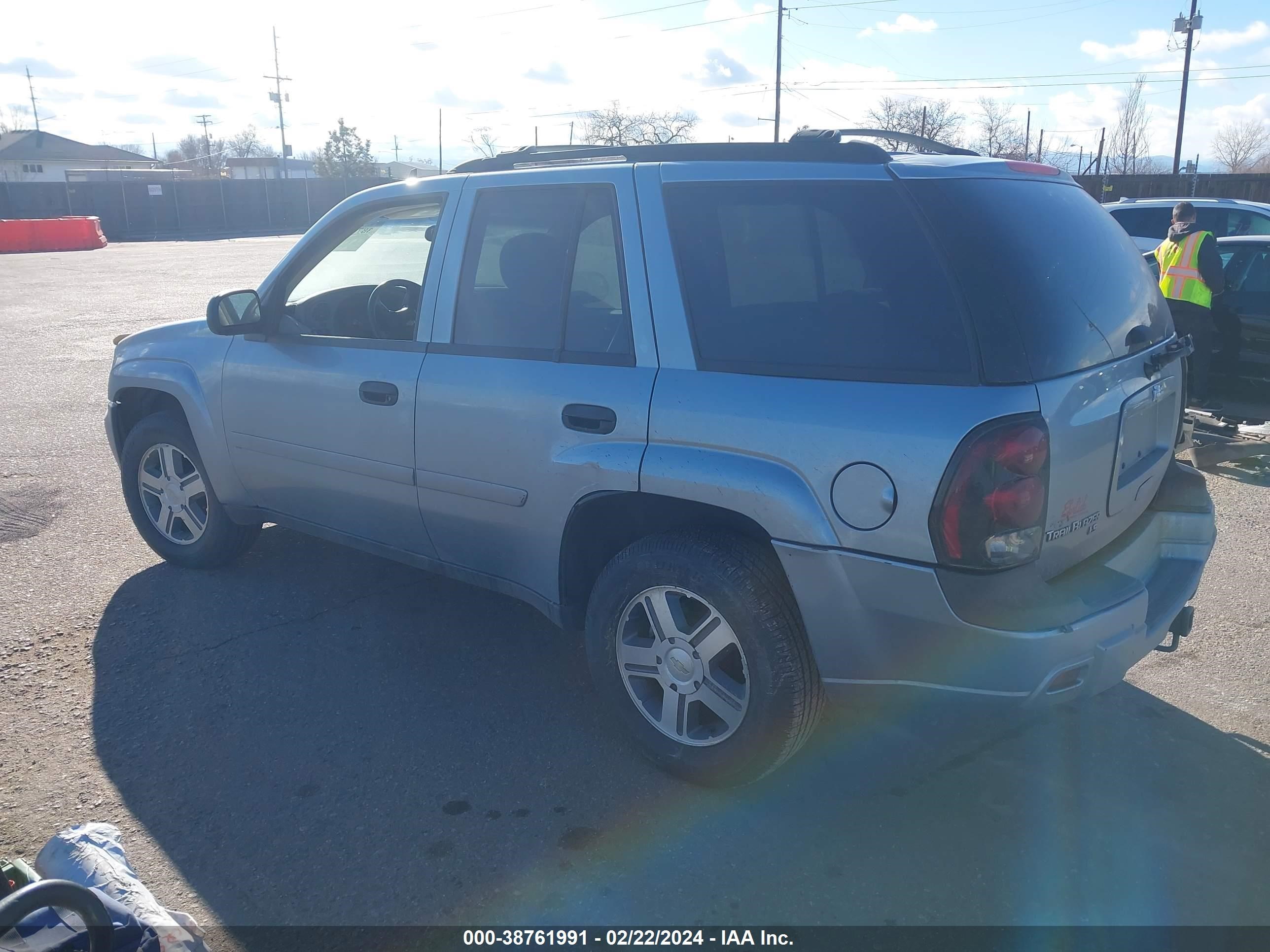 Photo 2 VIN: 1GNDT13S062322301 - CHEVROLET TRAILBLAZER 