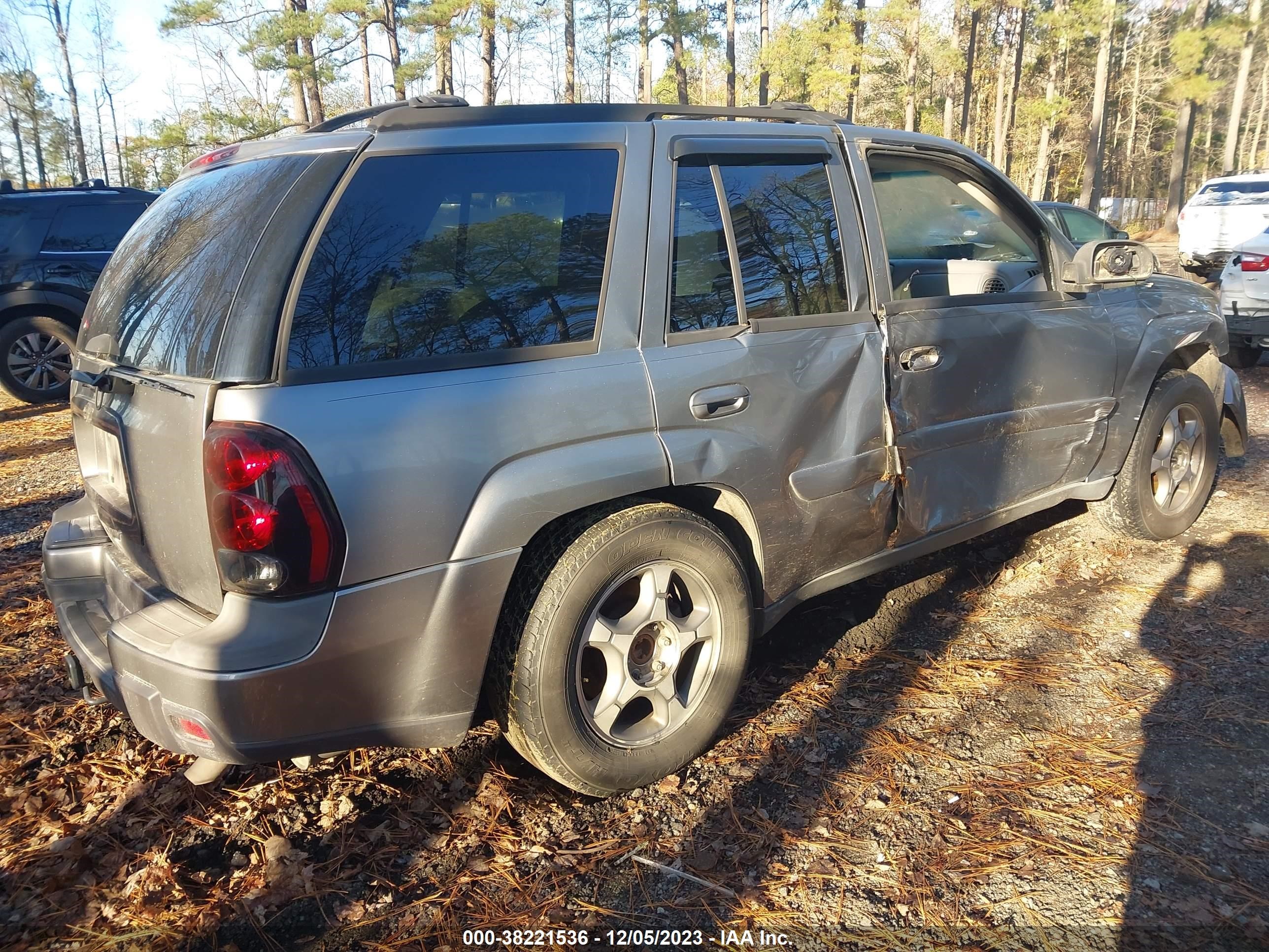 Photo 3 VIN: 1GNDT13S152133607 - CHEVROLET TRAILBLAZER 