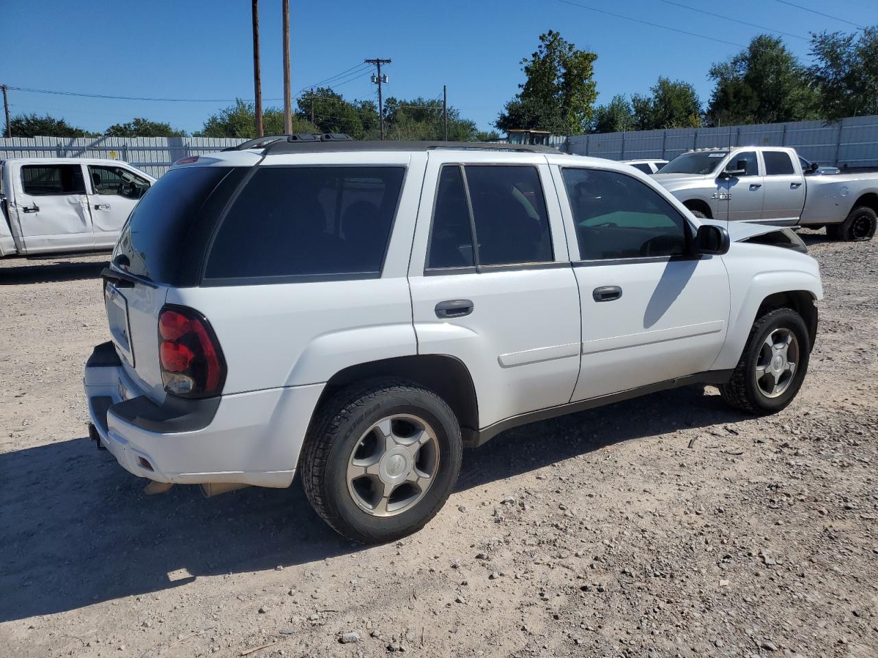 Photo 2 VIN: 1GNDT13S182143221 - CHEVROLET TRAILBLAZER 