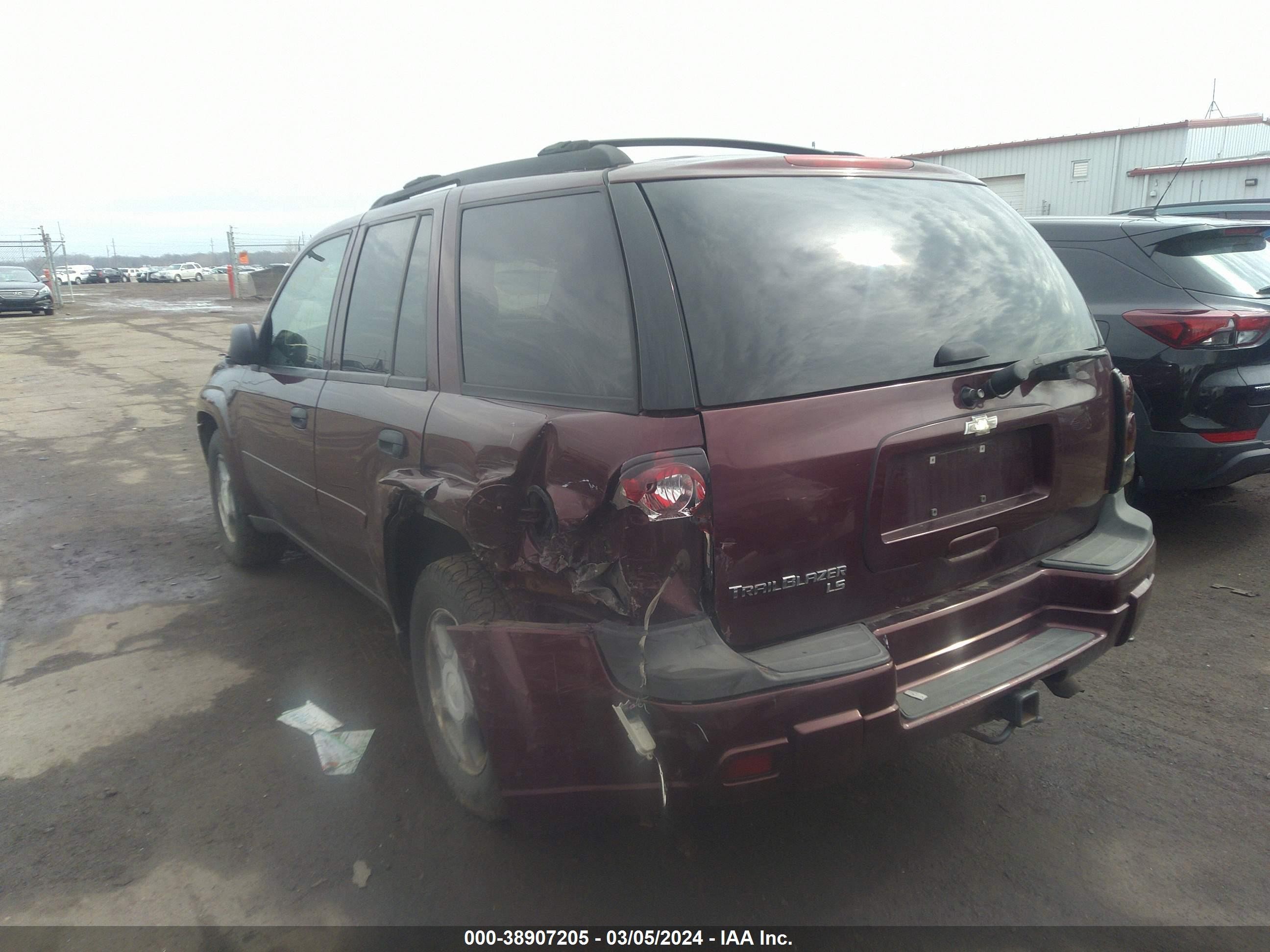 Photo 2 VIN: 1GNDT13S372249197 - CHEVROLET TRAILBLAZER 