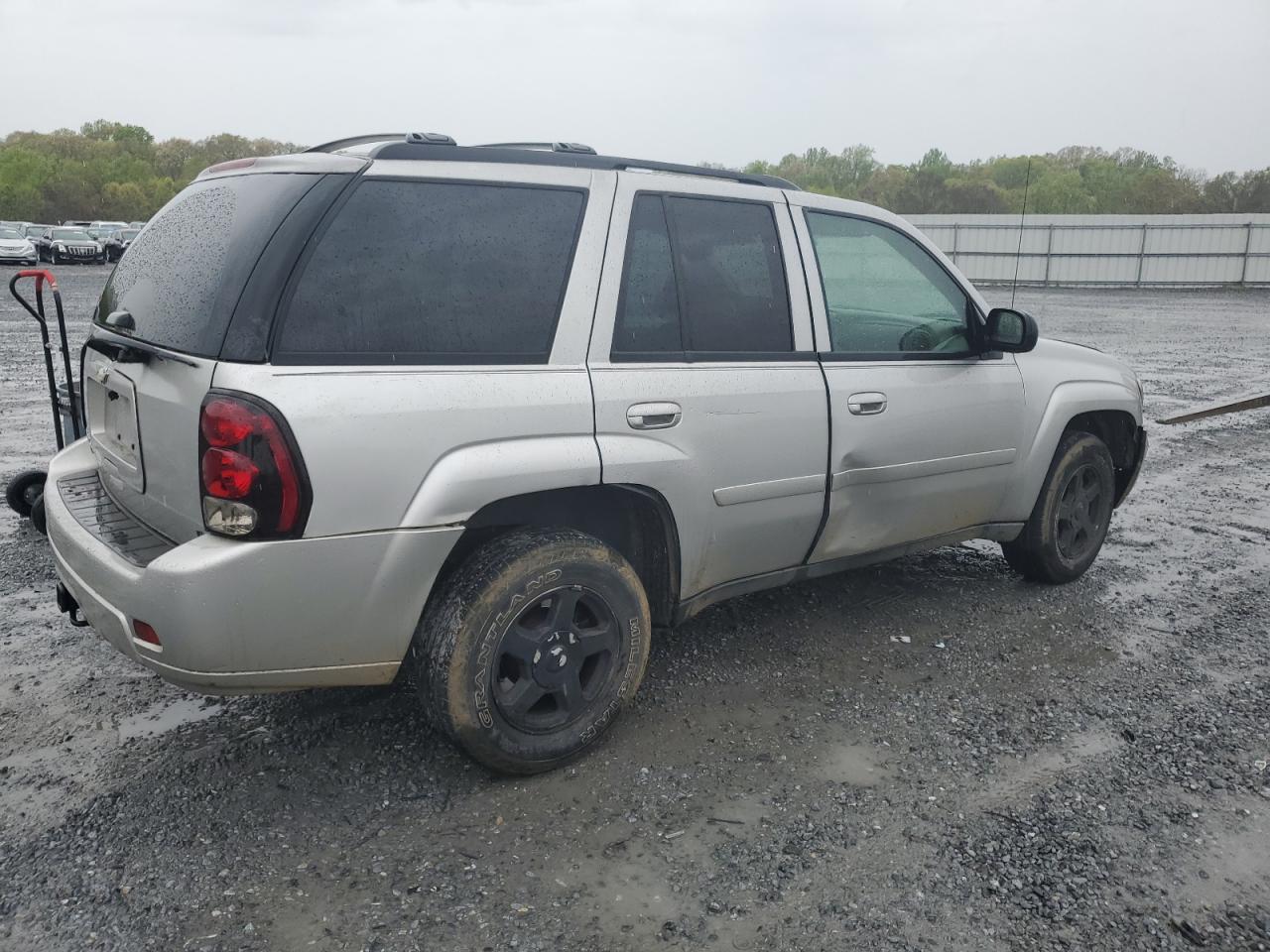 Photo 2 VIN: 1GNDT13S382180223 - CHEVROLET TRAILBLAZER 