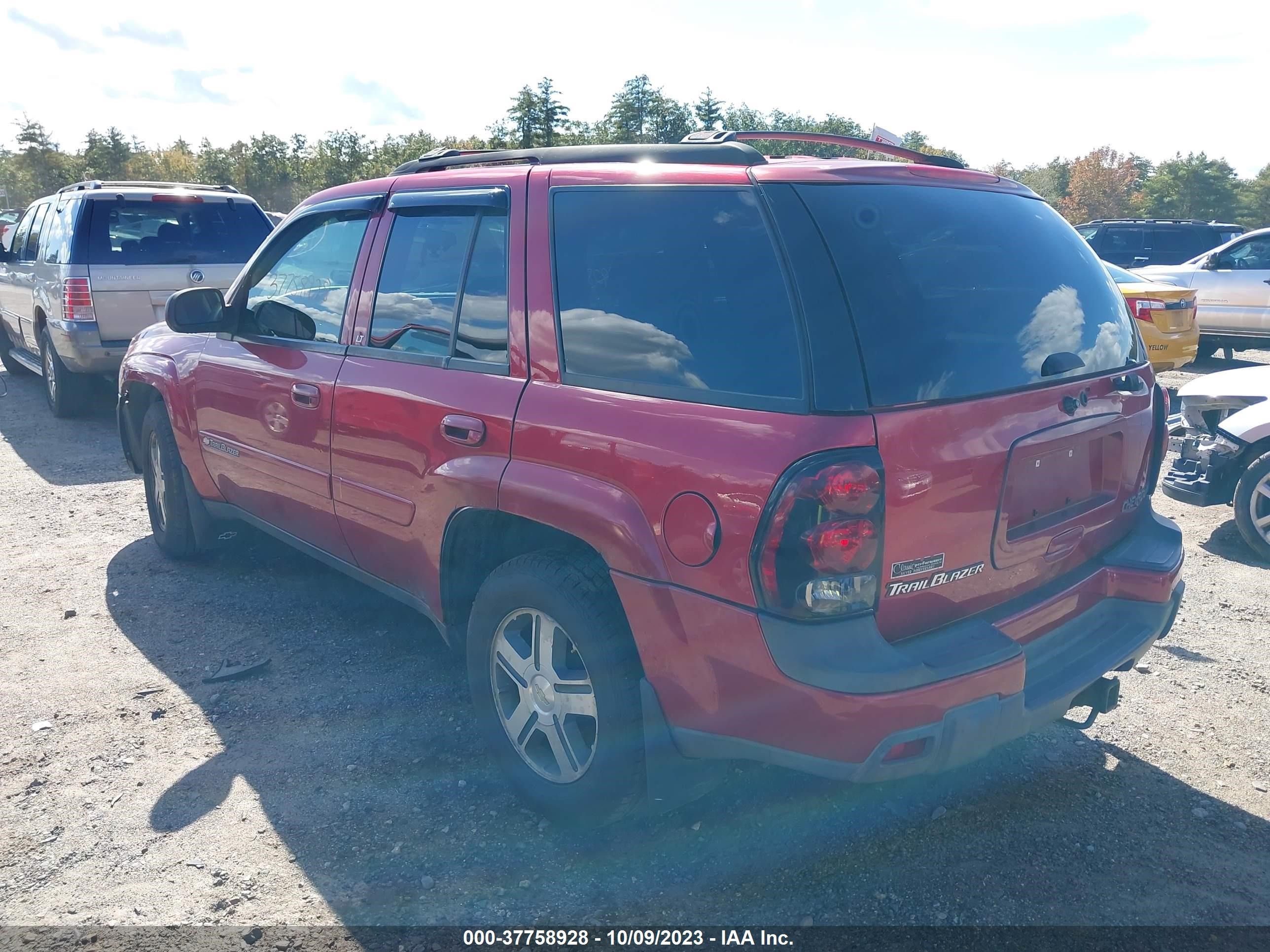 Photo 2 VIN: 1GNDT13S442388301 - CHEVROLET TRAILBLAZER 