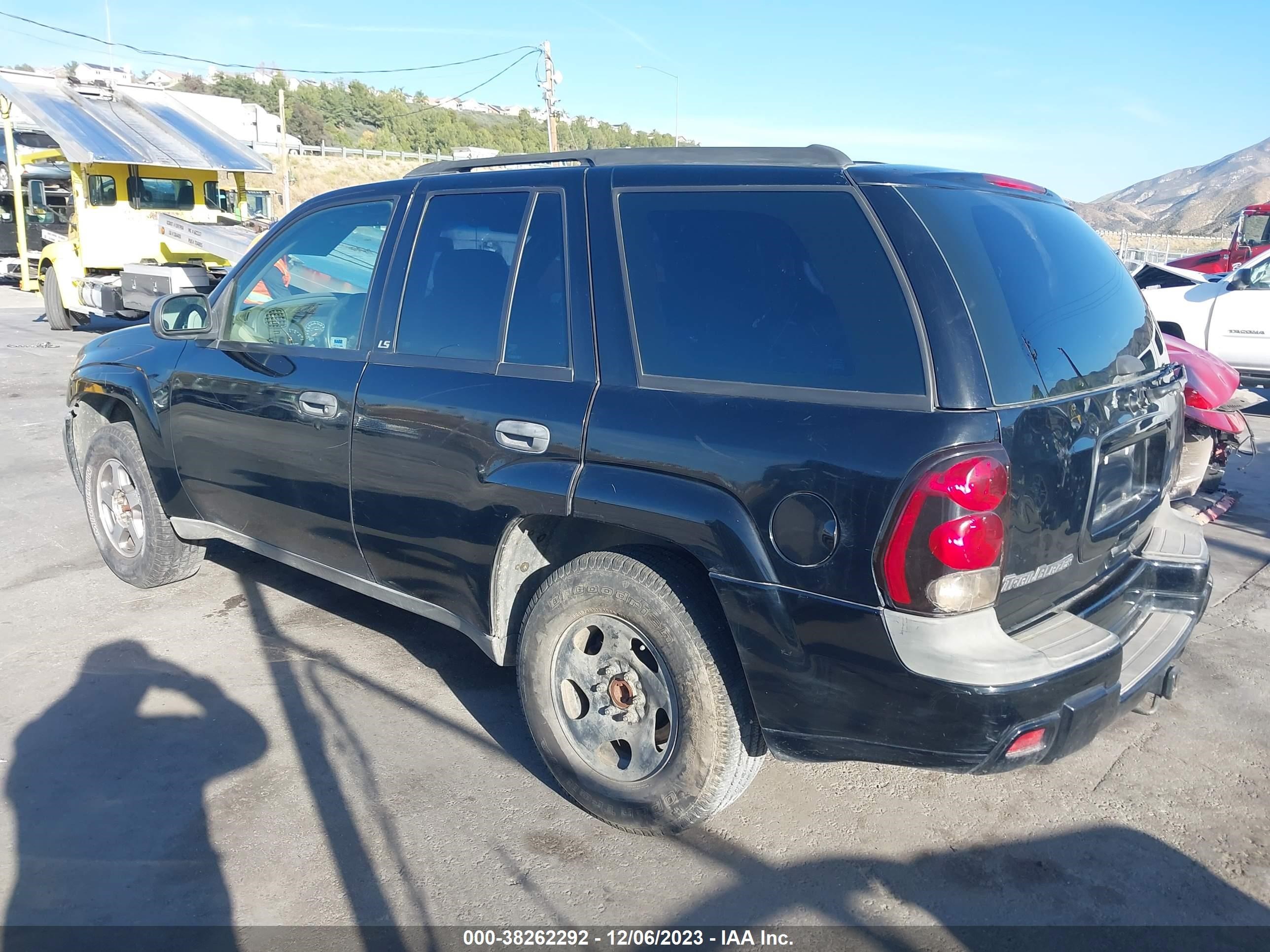 Photo 2 VIN: 1GNDT13S442410040 - CHEVROLET TRAILBLAZER 