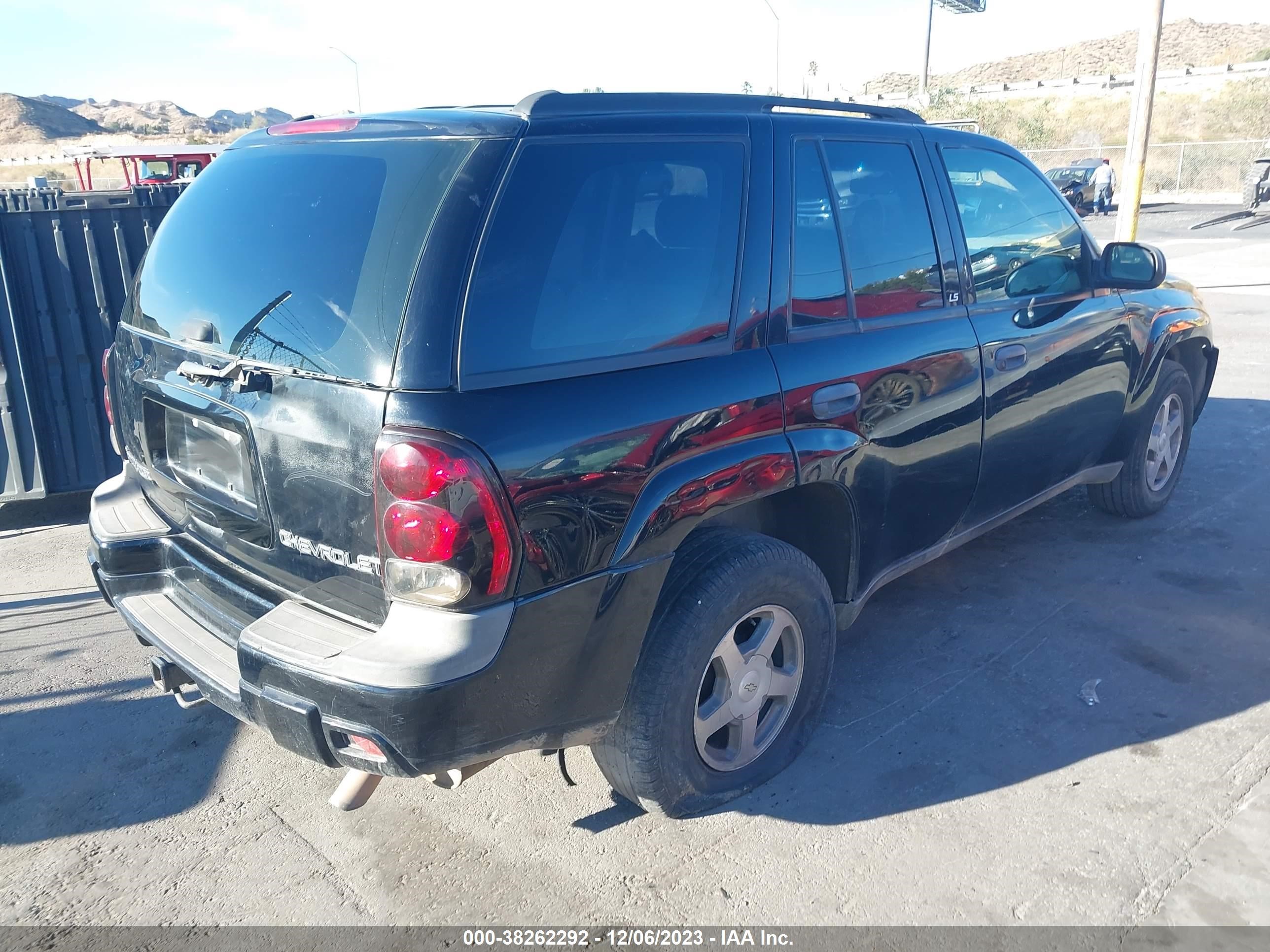 Photo 3 VIN: 1GNDT13S442410040 - CHEVROLET TRAILBLAZER 