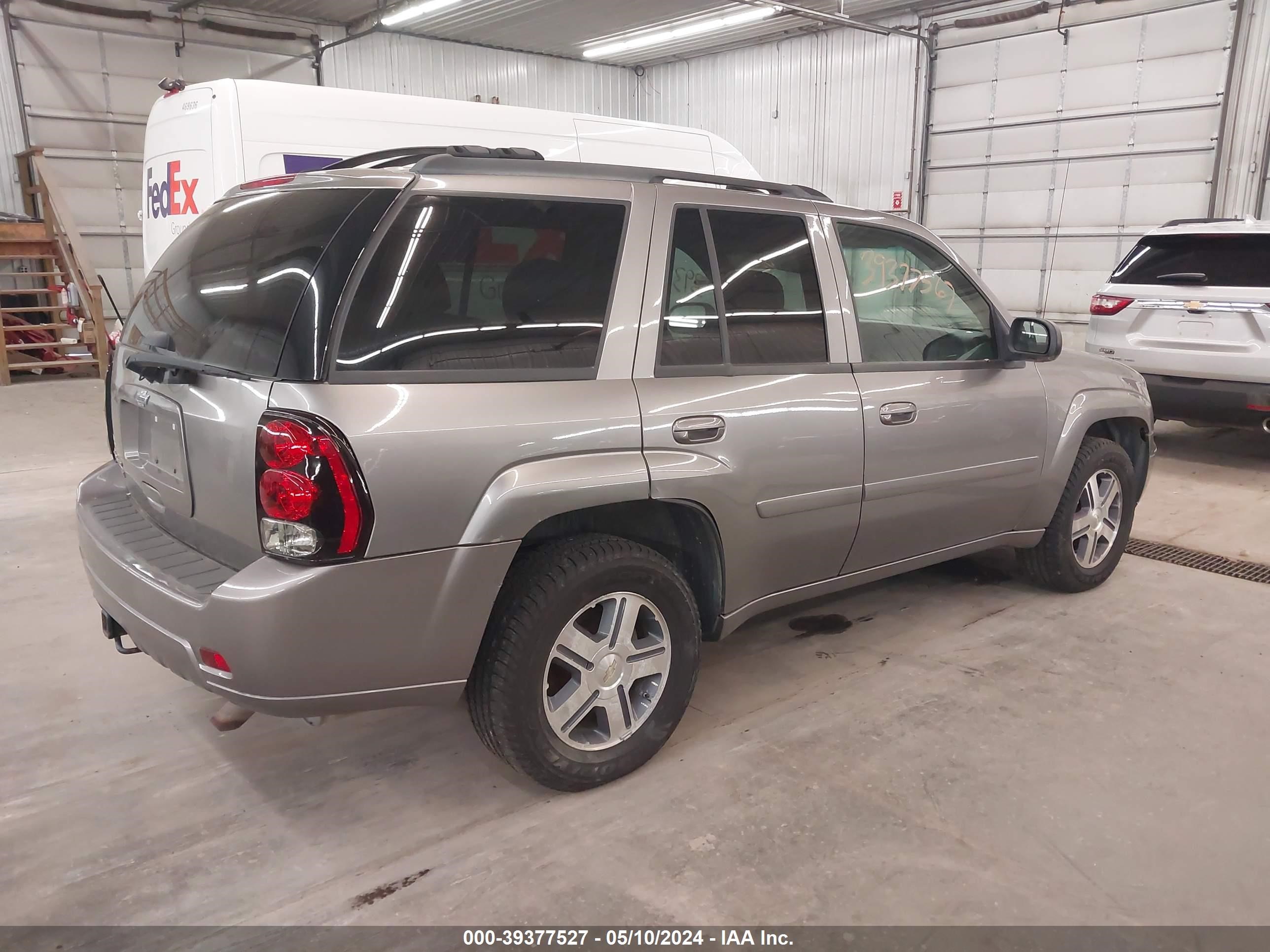 Photo 3 VIN: 1GNDT13S472233686 - CHEVROLET TRAILBLAZER 