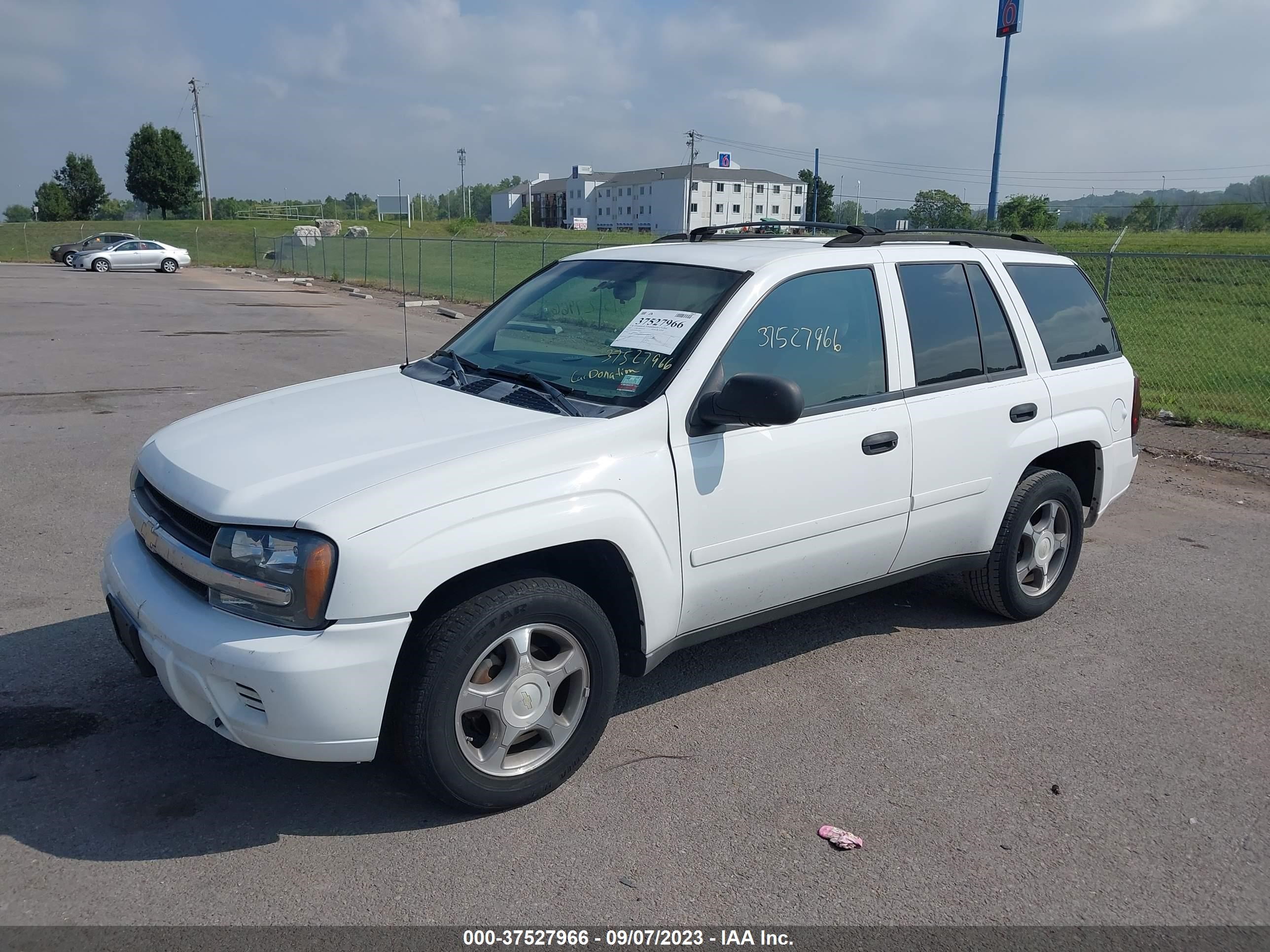 Photo 1 VIN: 1GNDT13S472250052 - CHEVROLET TRAILBLAZER 