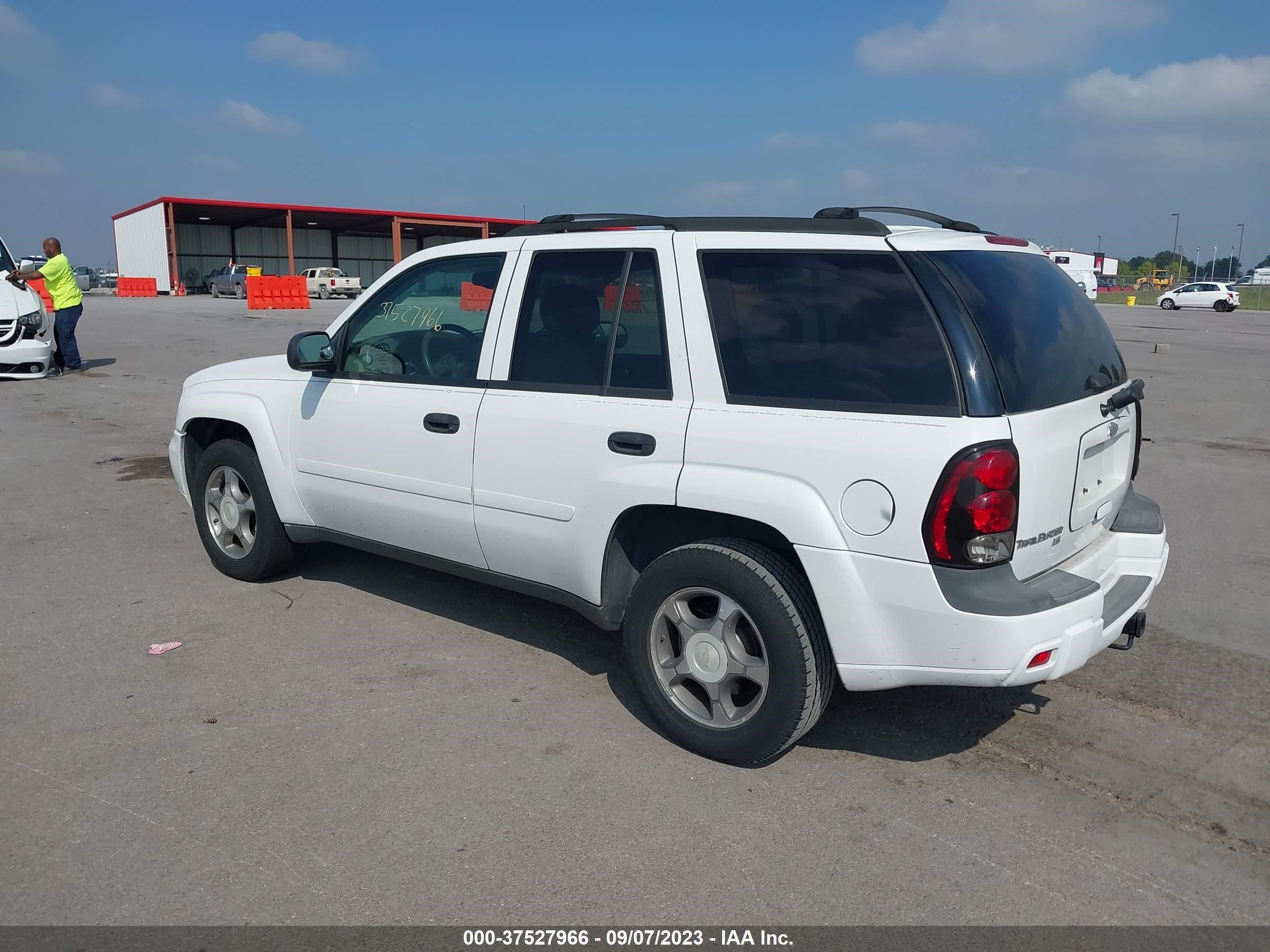 Photo 2 VIN: 1GNDT13S472250052 - CHEVROLET TRAILBLAZER 