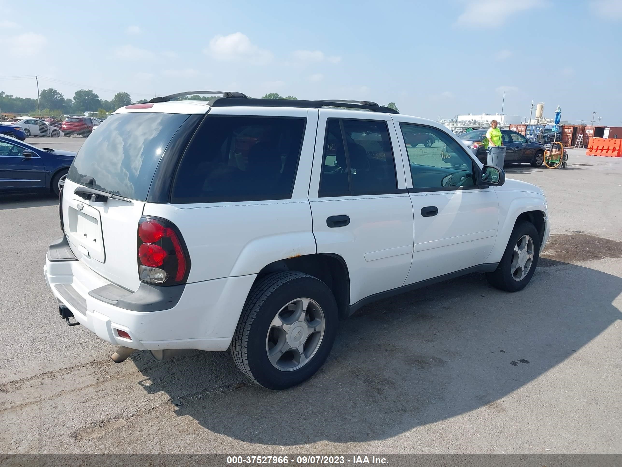 Photo 3 VIN: 1GNDT13S472250052 - CHEVROLET TRAILBLAZER 