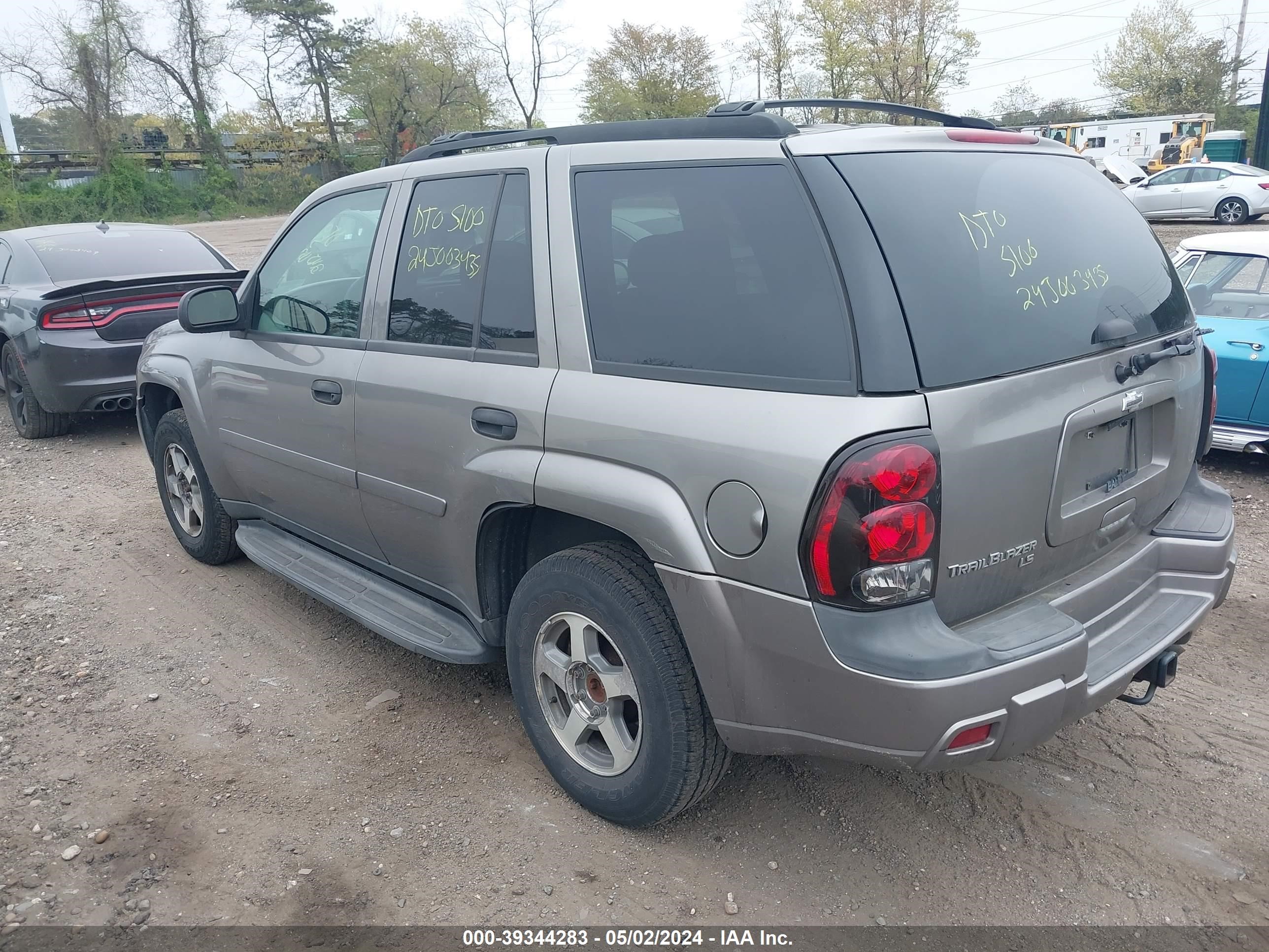 Photo 2 VIN: 1GNDT13S562206060 - CHEVROLET TRAILBLAZER 