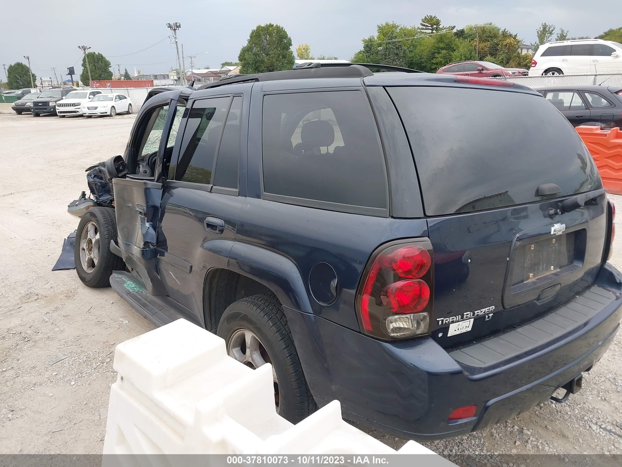 Photo 2 VIN: 1GNDT13S582161396 - CHEVROLET TRAILBLAZER 