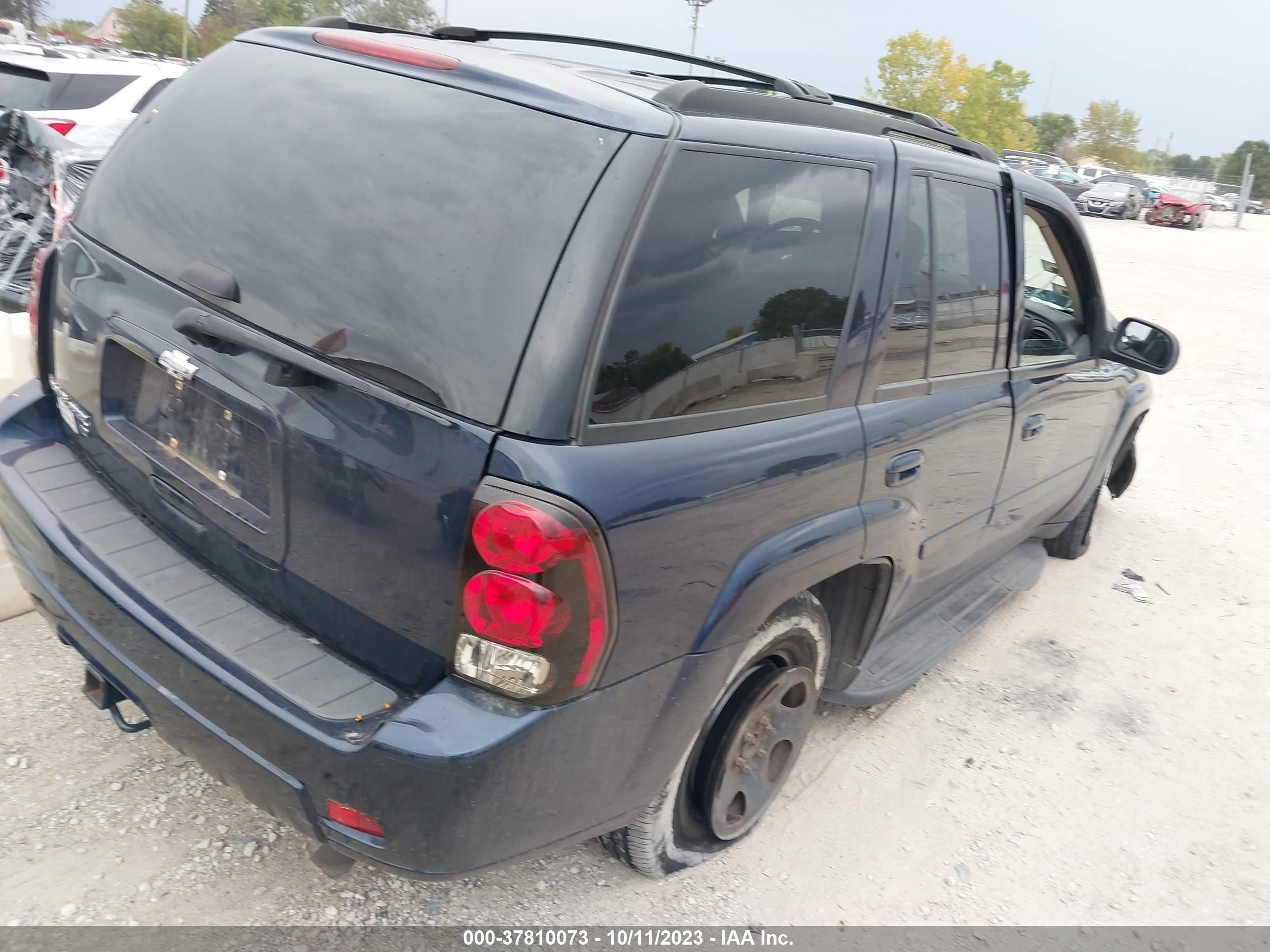 Photo 3 VIN: 1GNDT13S582161396 - CHEVROLET TRAILBLAZER 