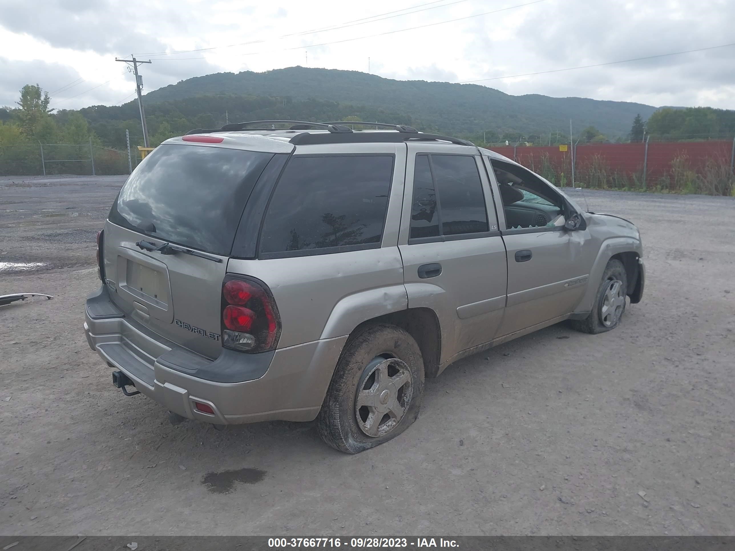 Photo 3 VIN: 1GNDT13S622446325 - CHEVROLET TRAILBLAZER 