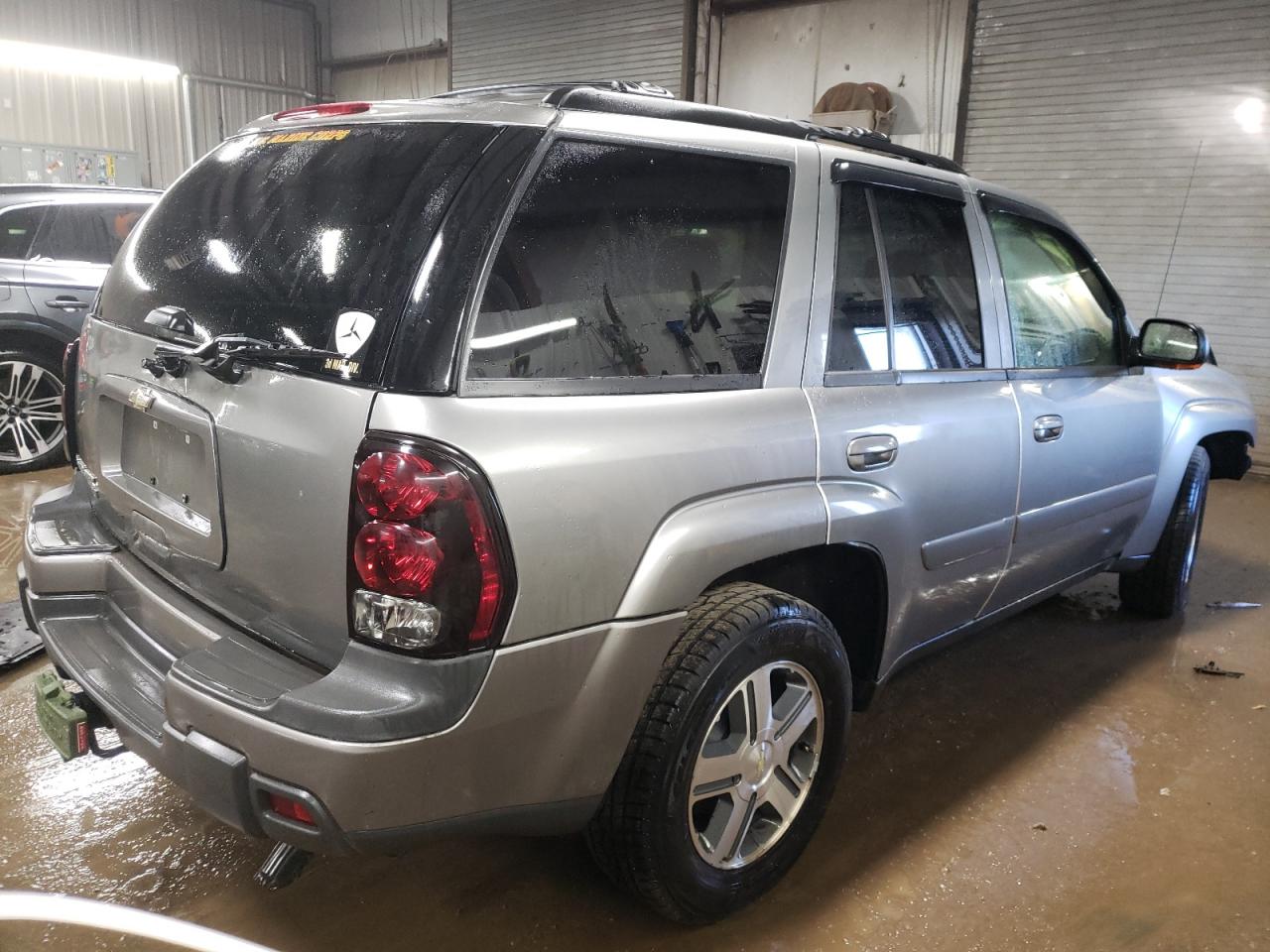 Photo 2 VIN: 1GNDT13S652257730 - CHEVROLET TRAILBLAZER 