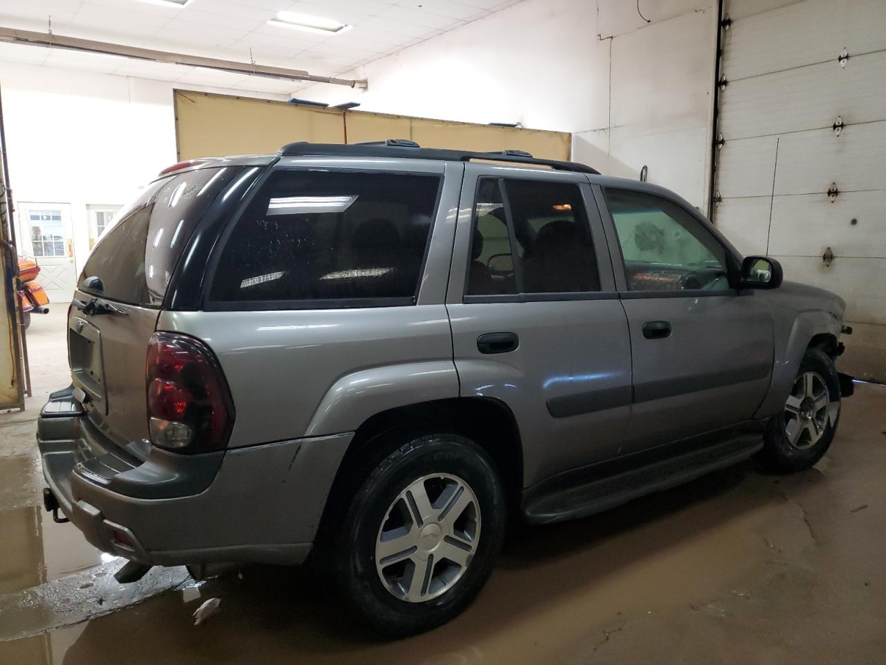 Photo 2 VIN: 1GNDT13S652373428 - CHEVROLET TRAILBLAZER 