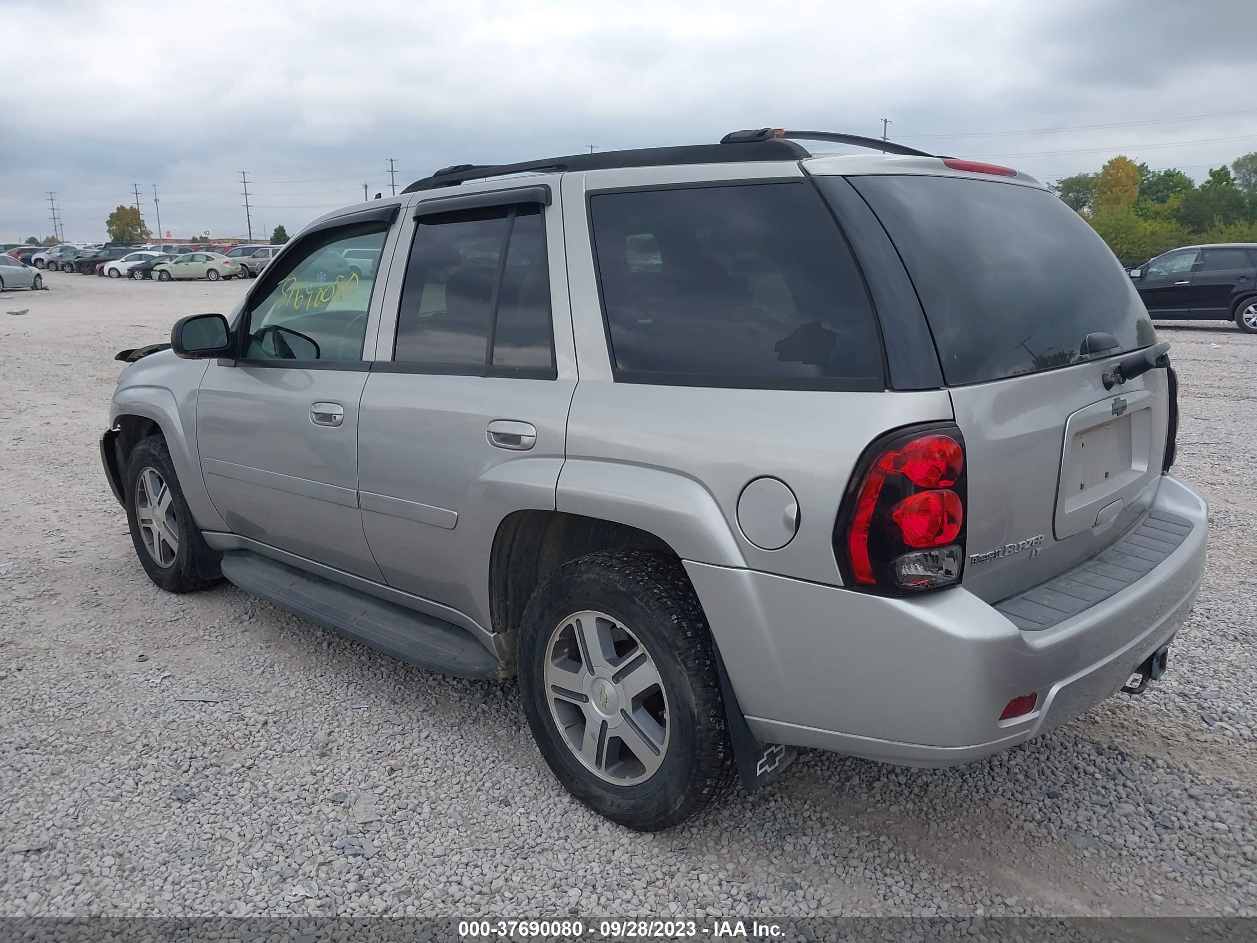 Photo 2 VIN: 1GNDT13S672214136 - CHEVROLET TRAILBLAZER 