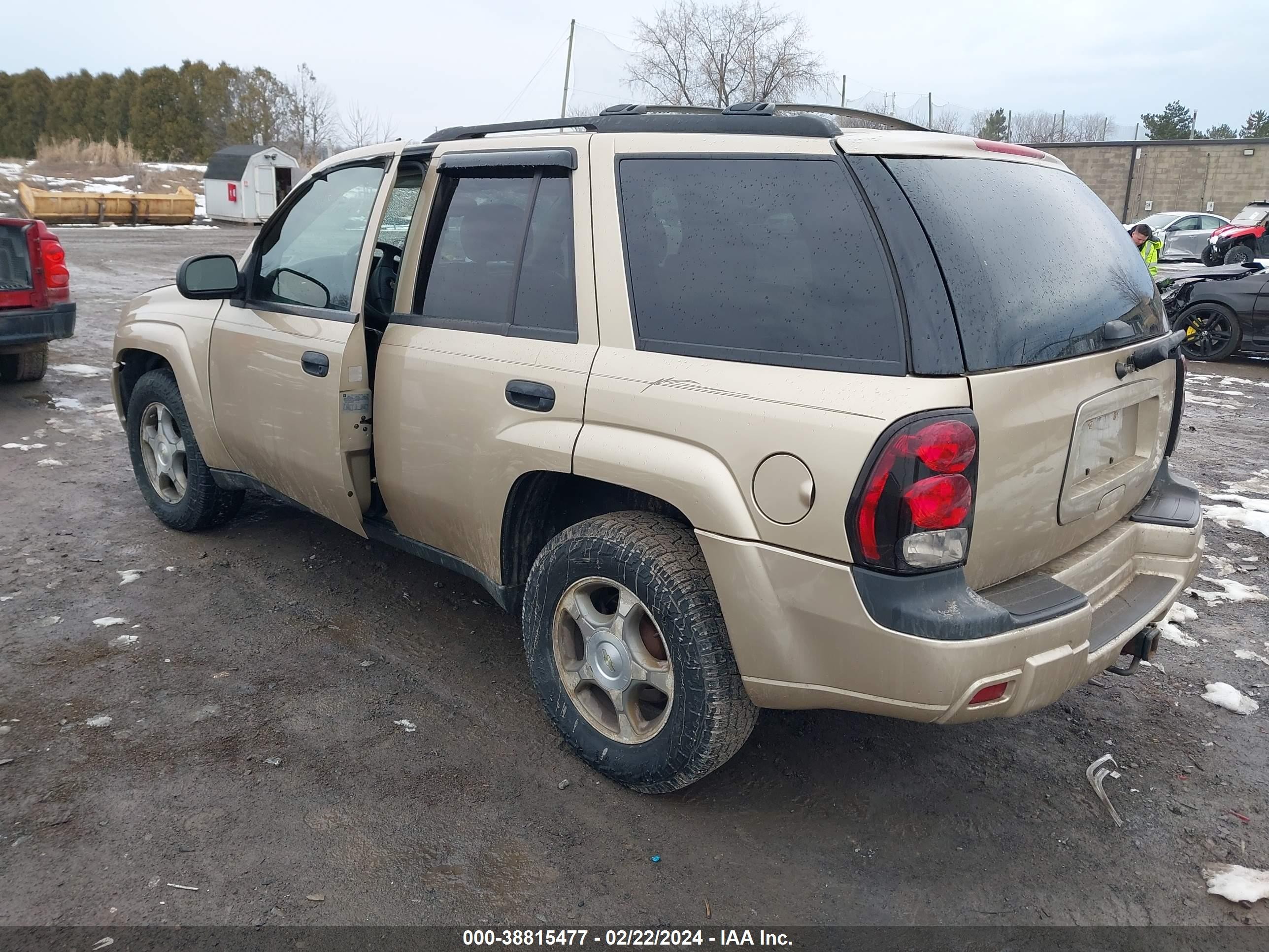 Photo 2 VIN: 1GNDT13S672280816 - CHEVROLET TRAILBLAZER 