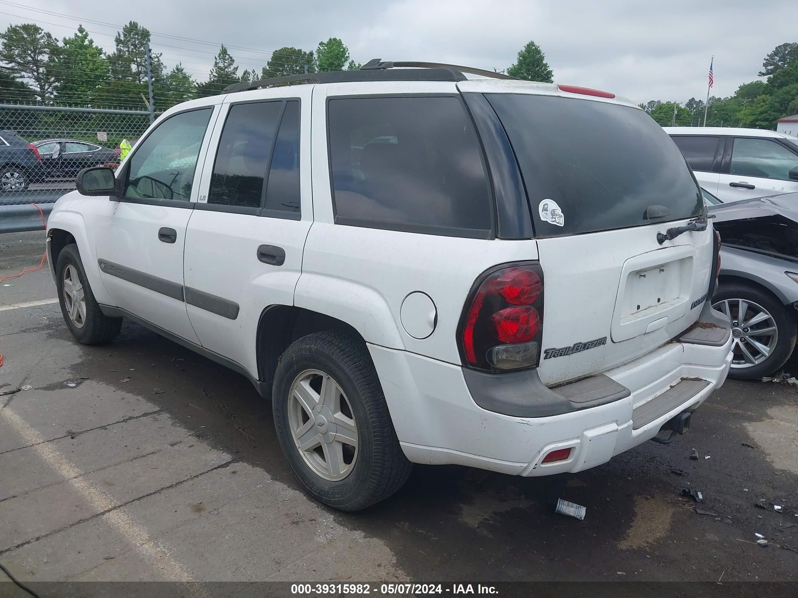 Photo 2 VIN: 1GNDT13S732330133 - CHEVROLET TRAILBLAZER 