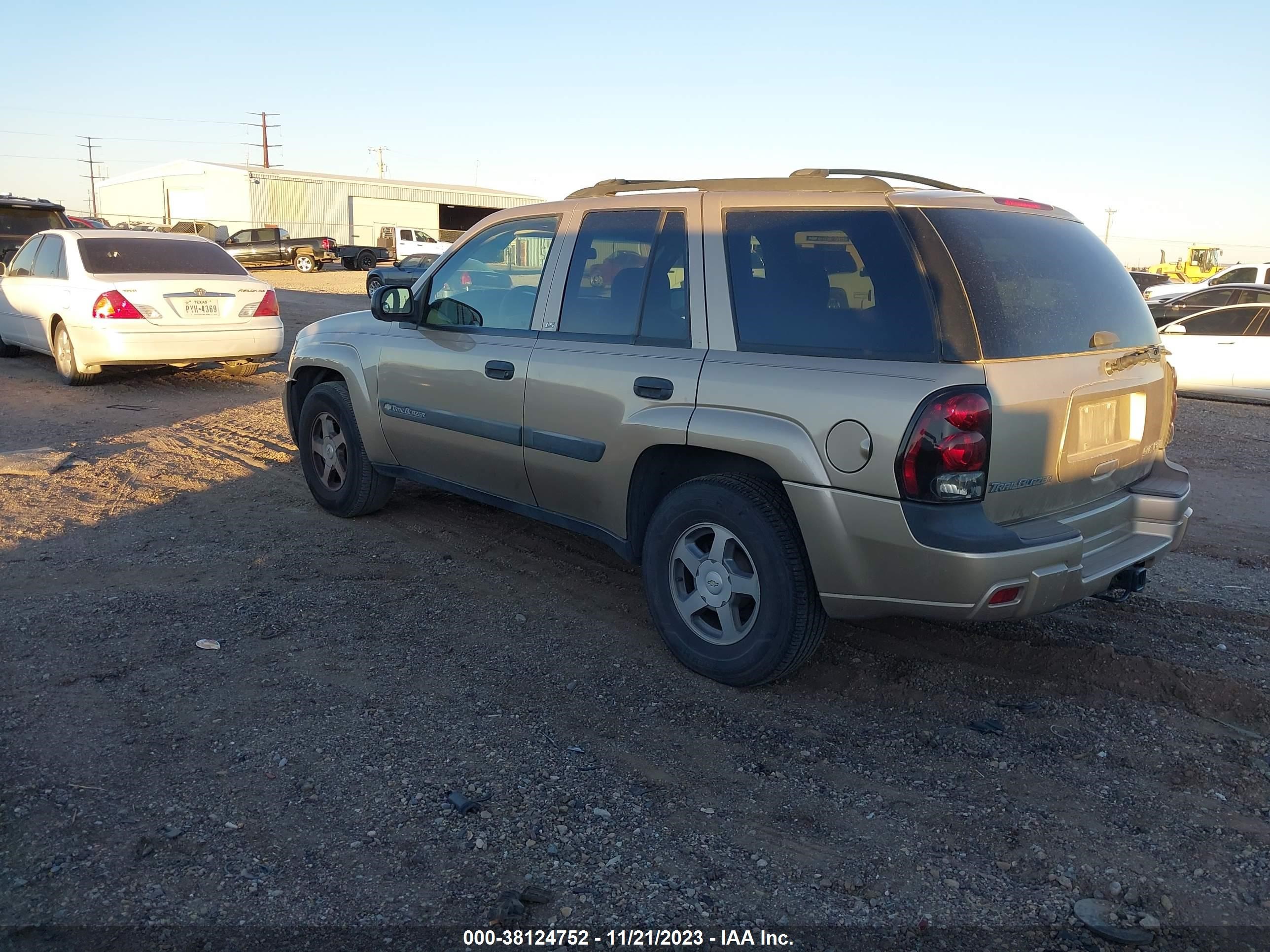 Photo 2 VIN: 1GNDT13S742317996 - CHEVROLET TRAILBLAZER 