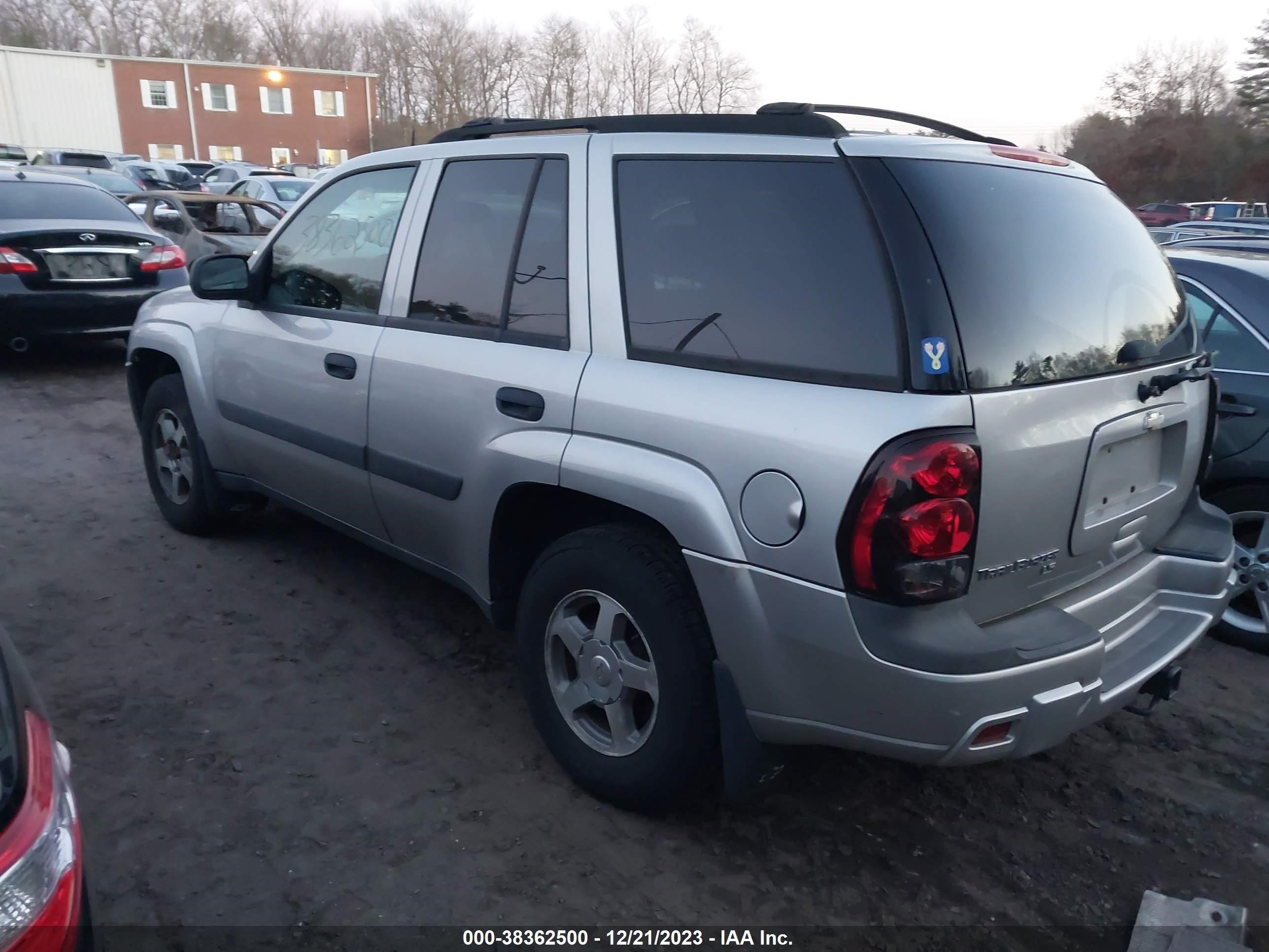 Photo 2 VIN: 1GNDT13S752161105 - CHEVROLET TRAILBLAZER 