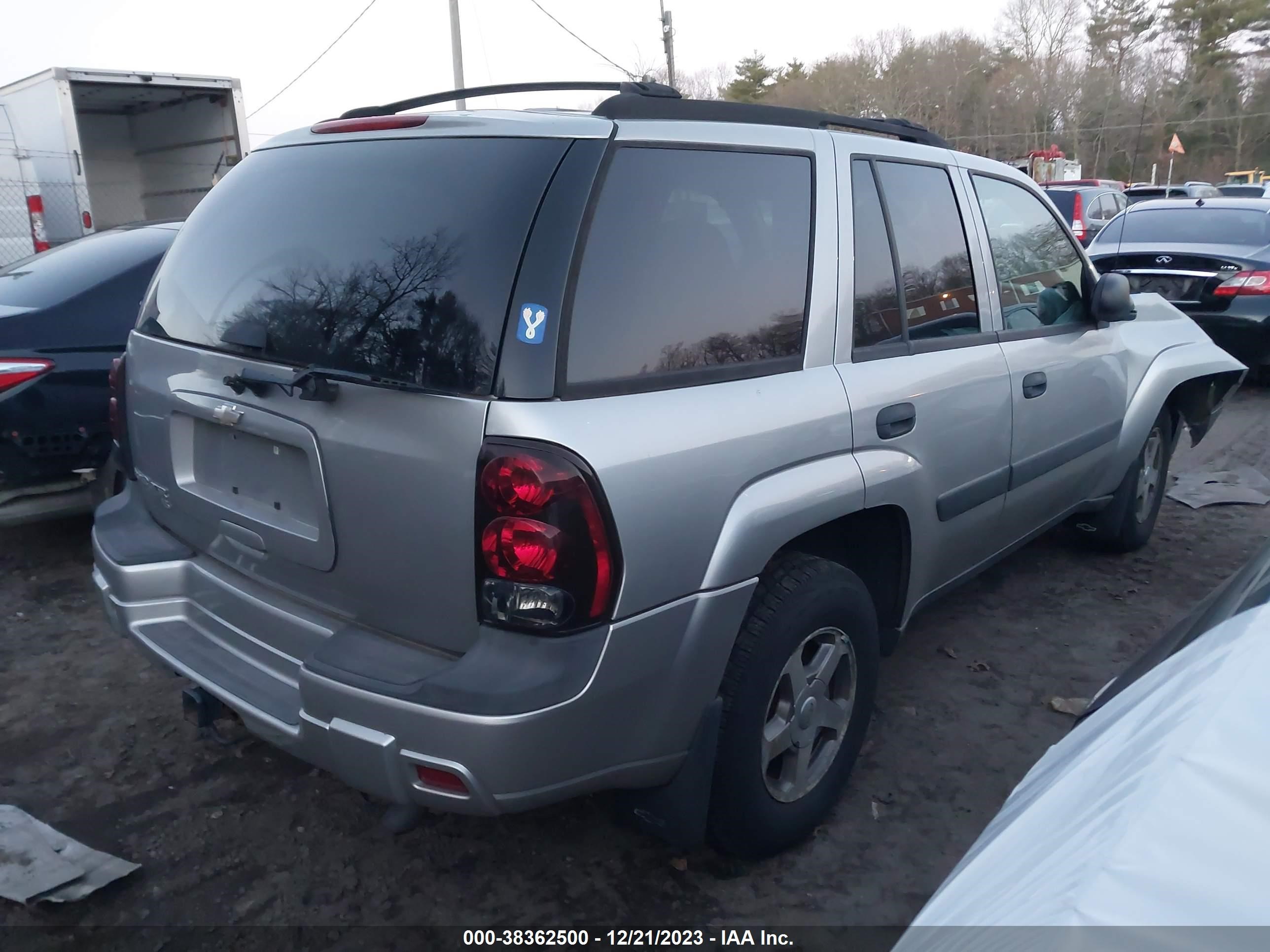 Photo 3 VIN: 1GNDT13S752161105 - CHEVROLET TRAILBLAZER 