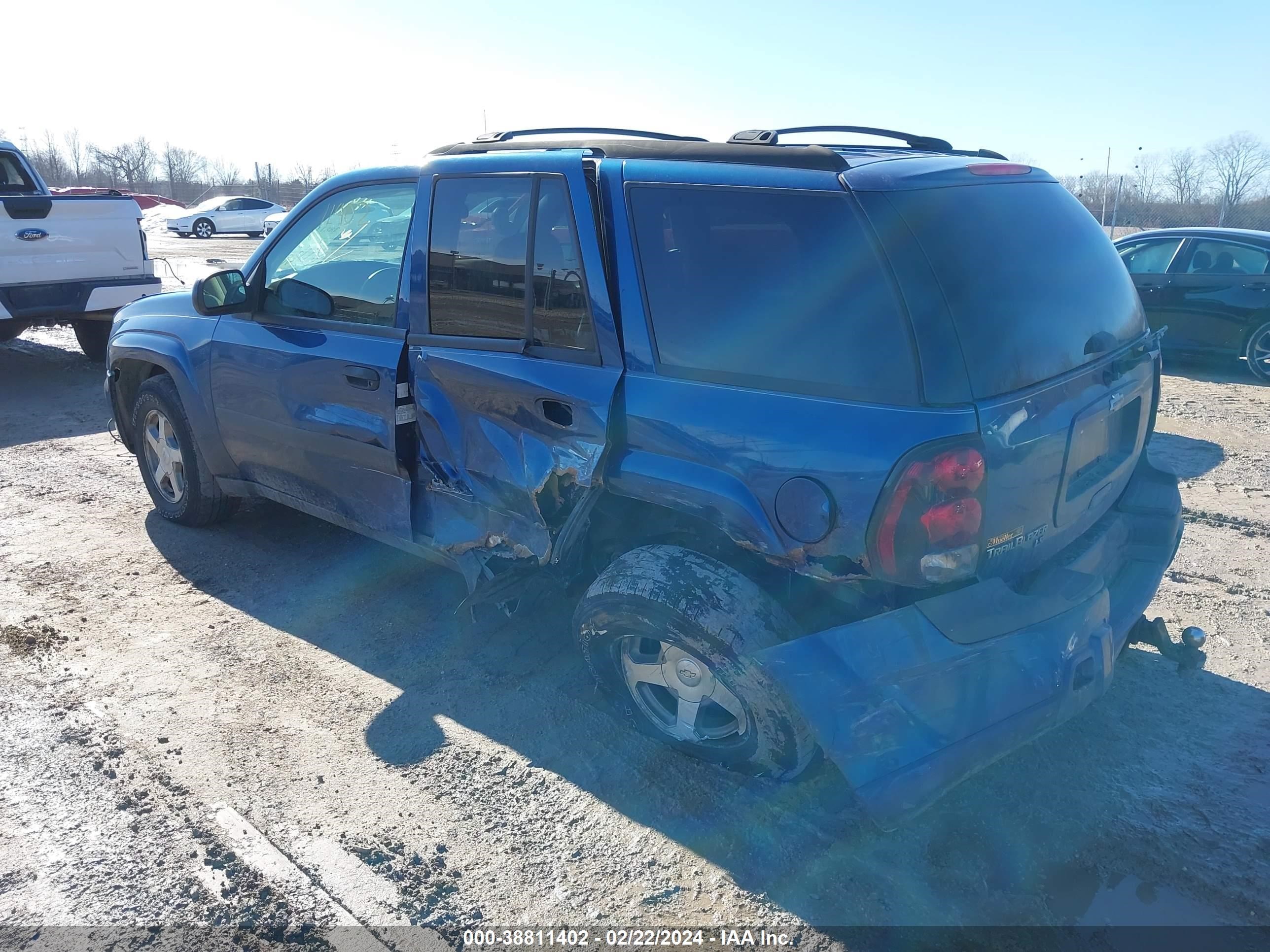 Photo 2 VIN: 1GNDT13S752283401 - CHEVROLET TRAILBLAZER 