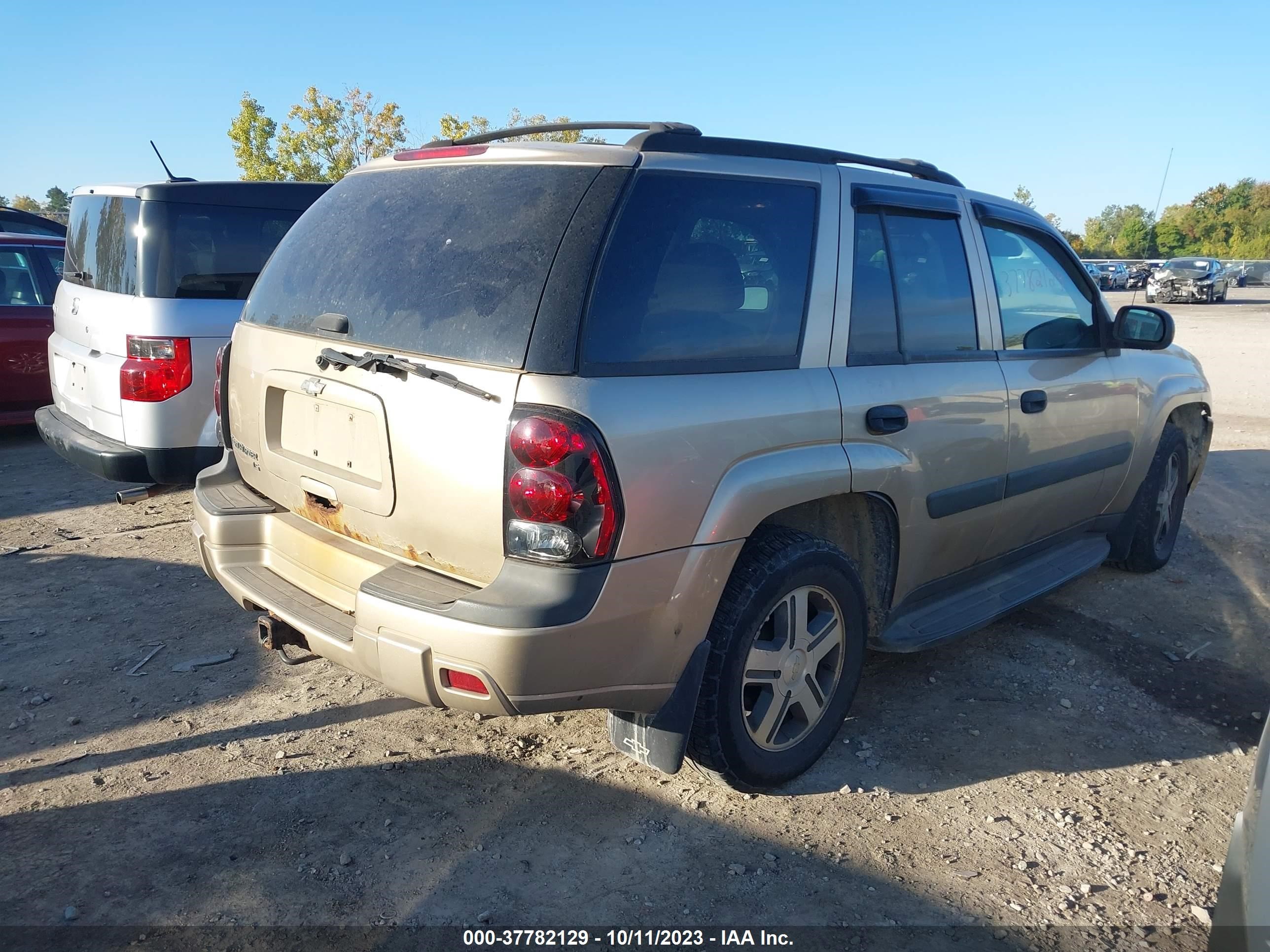 Photo 3 VIN: 1GNDT13S752311679 - CHEVROLET TRAILBLAZER 