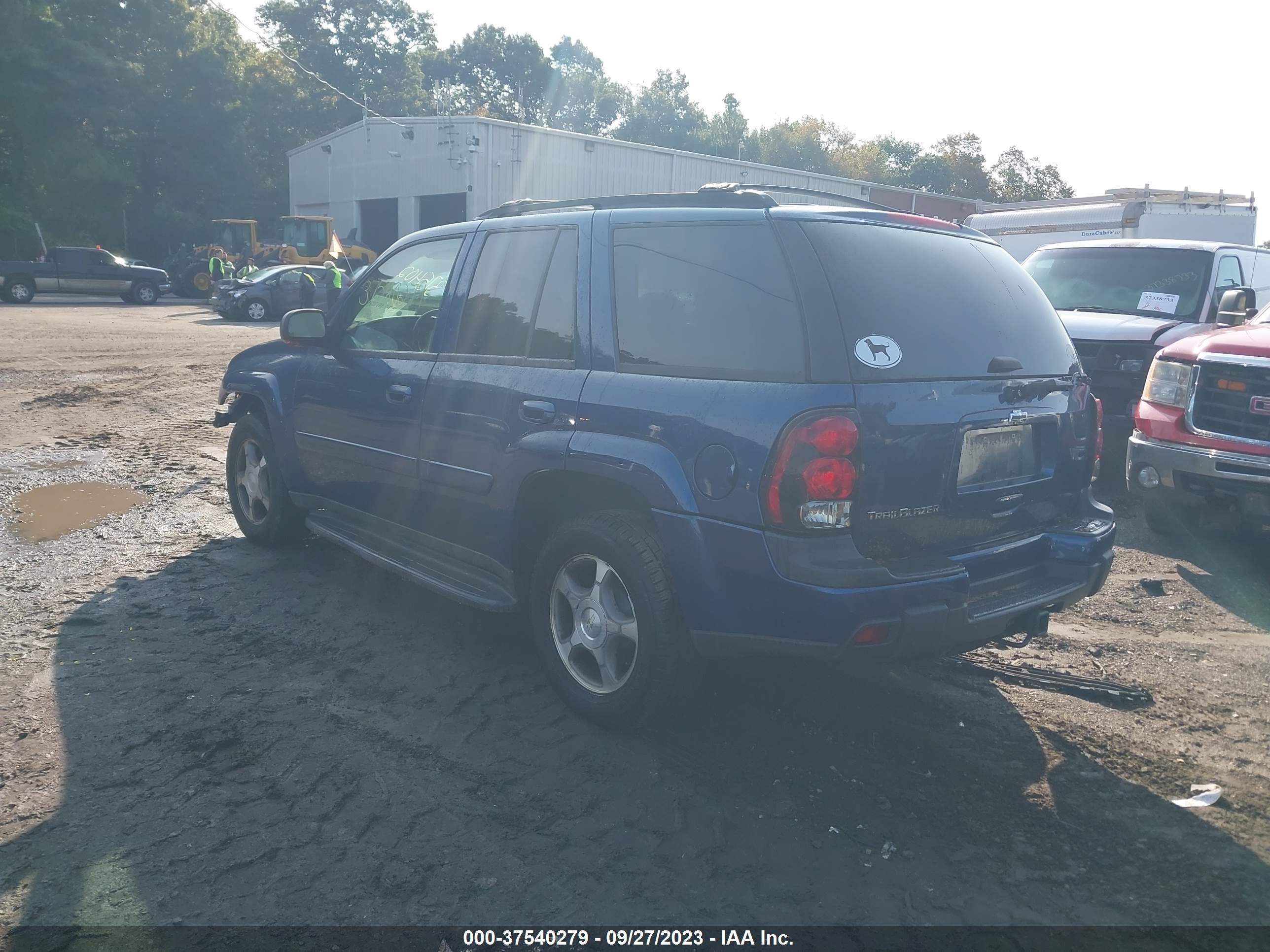 Photo 2 VIN: 1GNDT13S752331737 - CHEVROLET TRAILBLAZER 