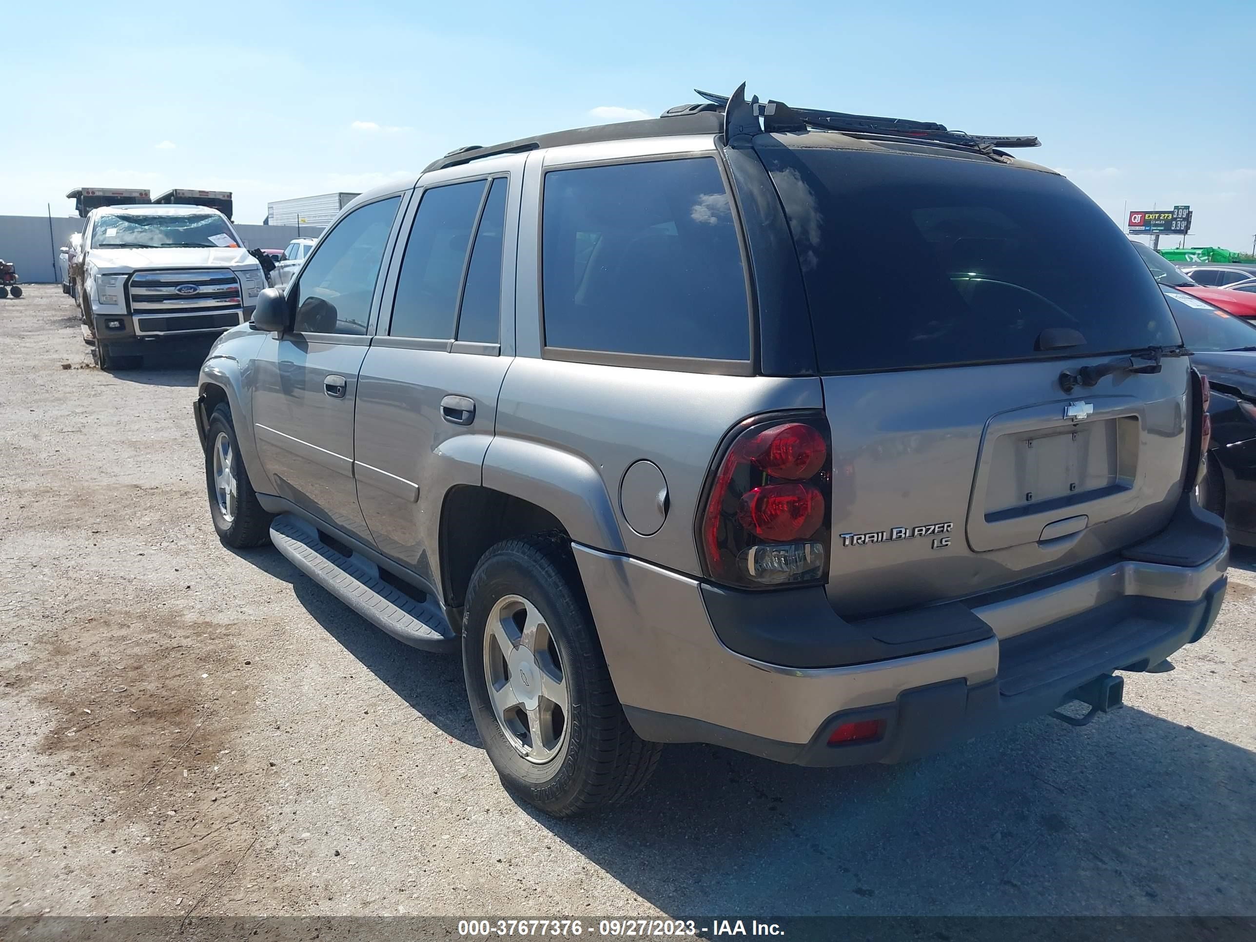 Photo 2 VIN: 1GNDT13S762195692 - CHEVROLET TRAILBLAZER 