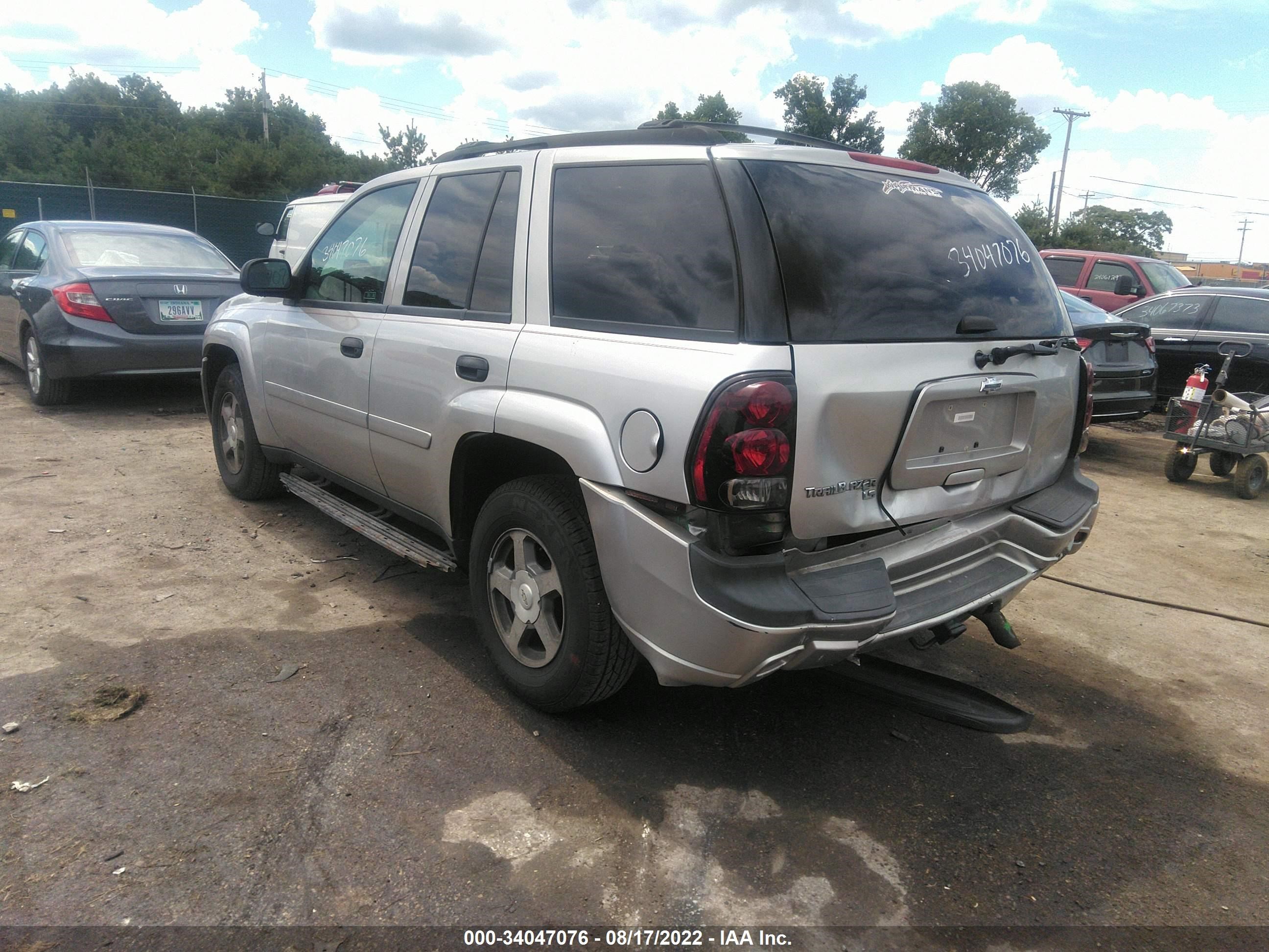 Photo 2 VIN: 1GNDT13S762224205 - CHEVROLET TRAILBLAZER 