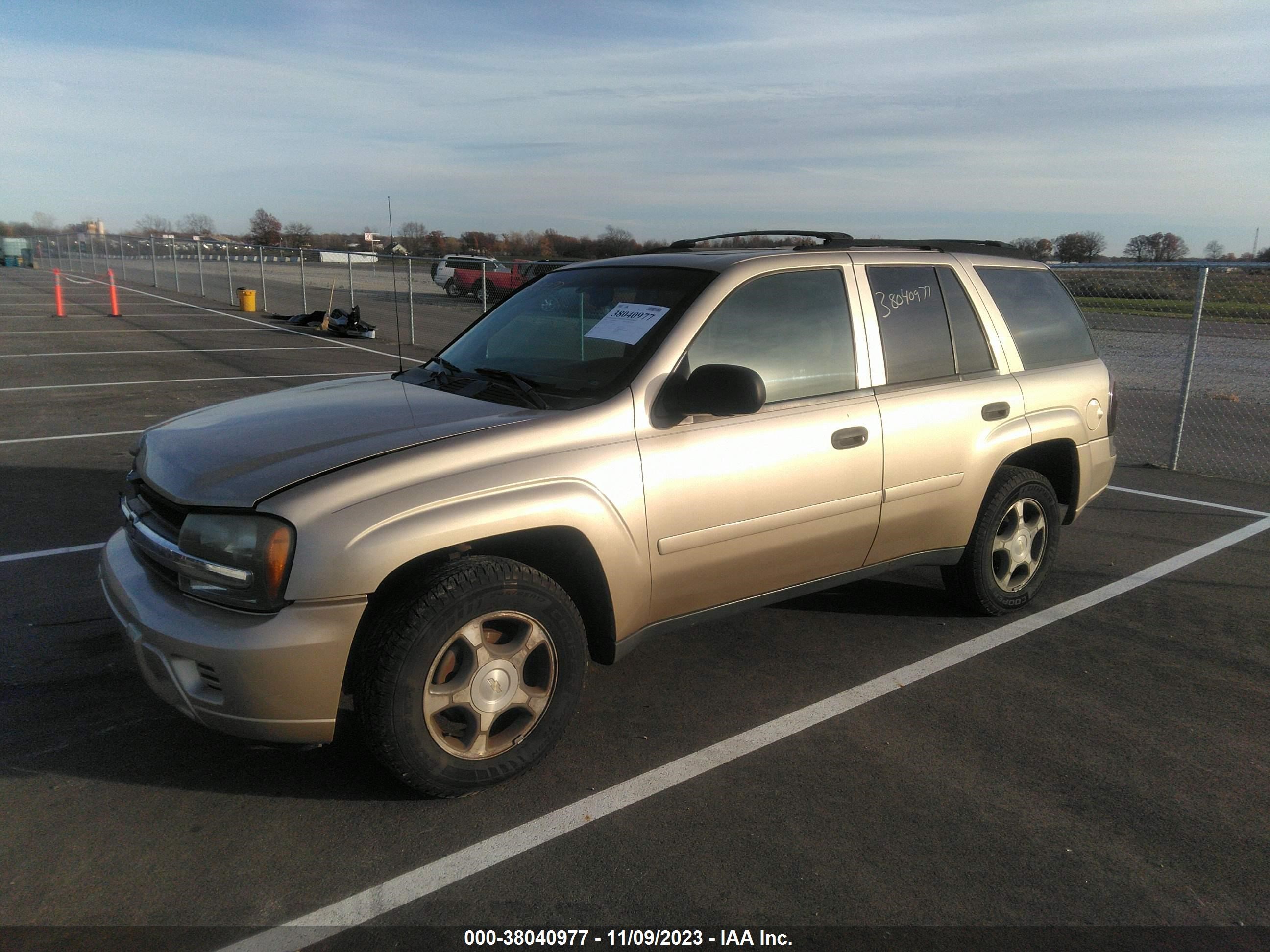 Photo 1 VIN: 1GNDT13S762353027 - CHEVROLET TRAILBLAZER 