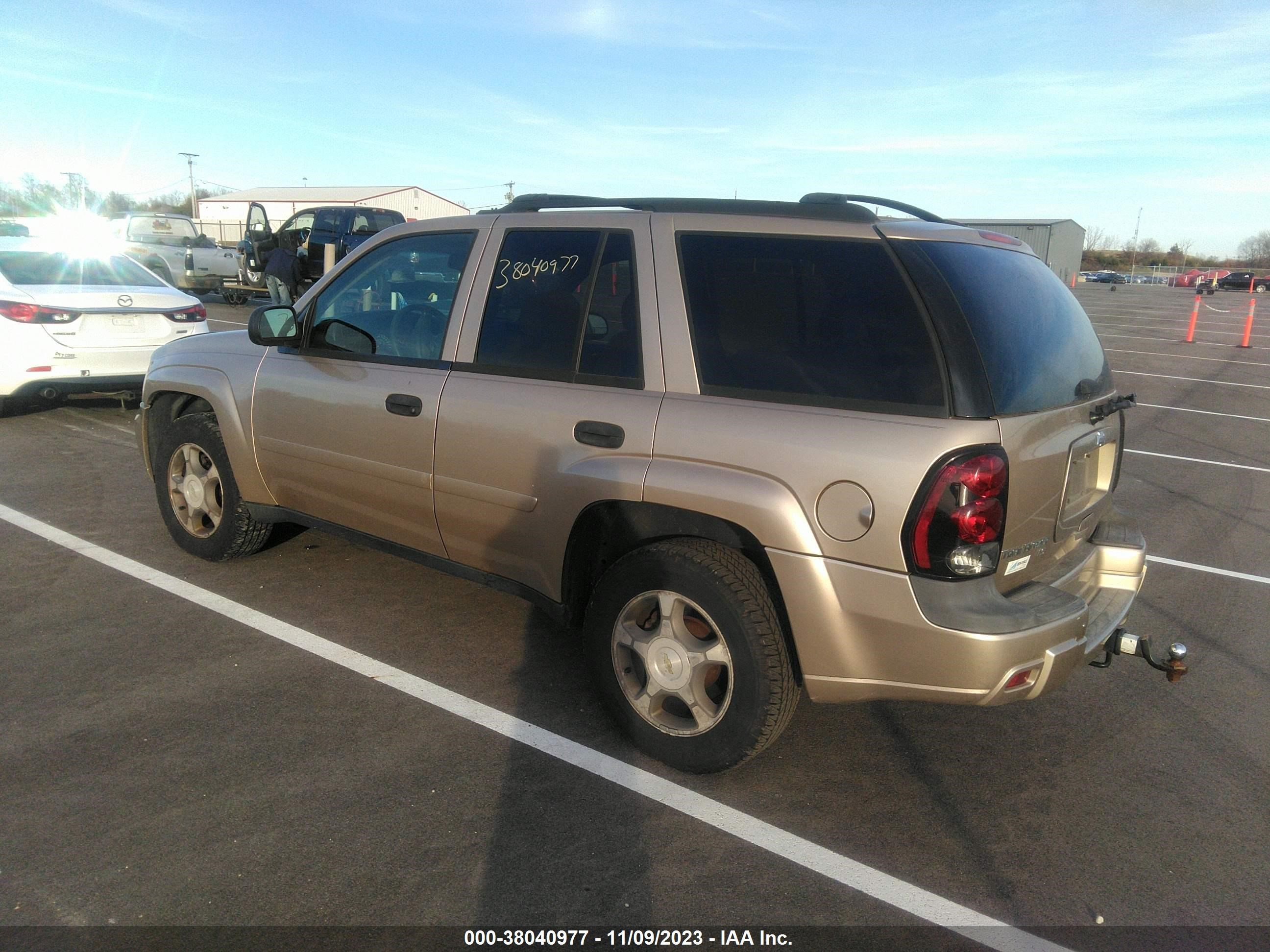 Photo 2 VIN: 1GNDT13S762353027 - CHEVROLET TRAILBLAZER 