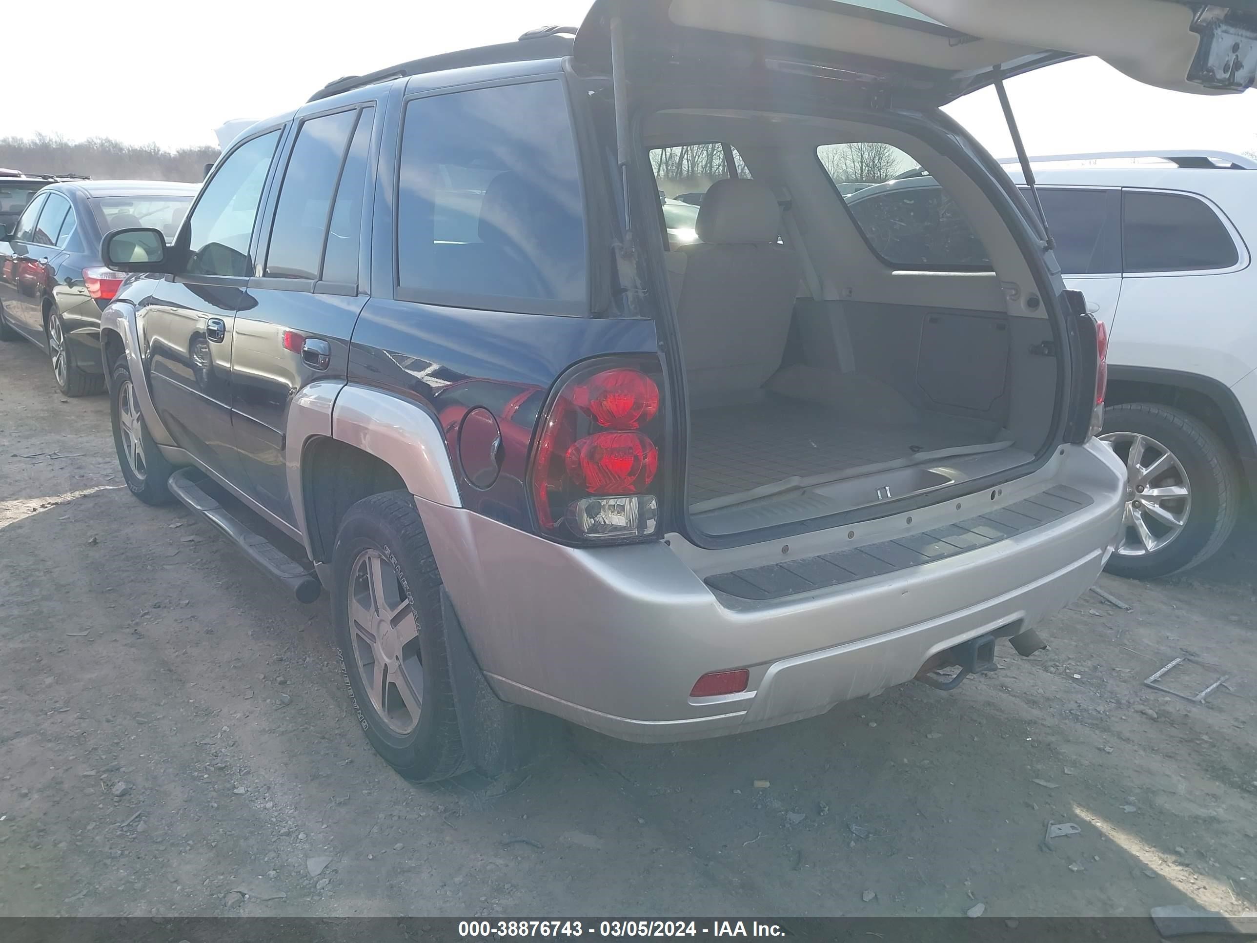 Photo 2 VIN: 1GNDT13S772267086 - CHEVROLET TRAILBLAZER 