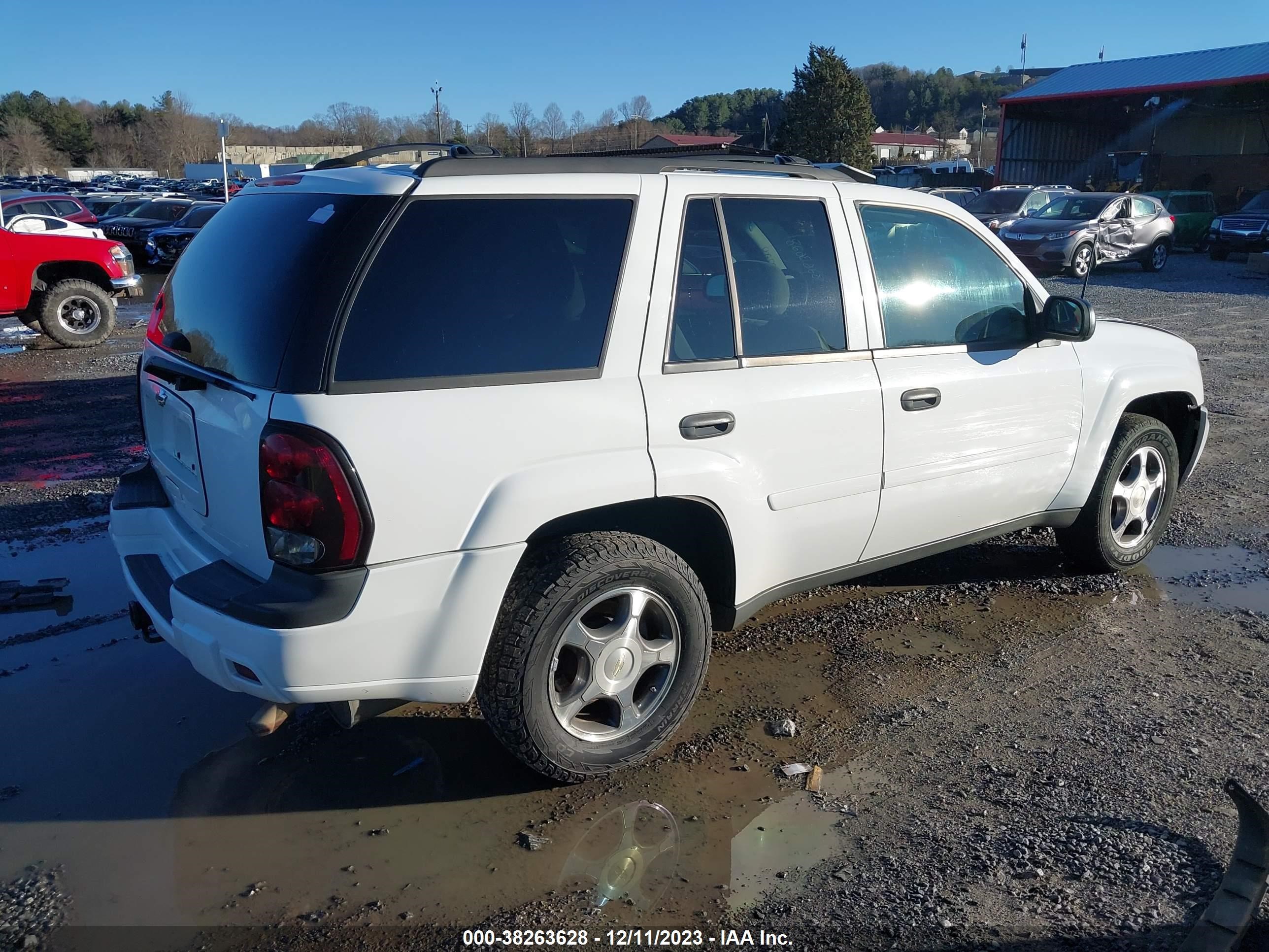 Photo 3 VIN: 1GNDT13S782168494 - CHEVROLET TRAILBLAZER 