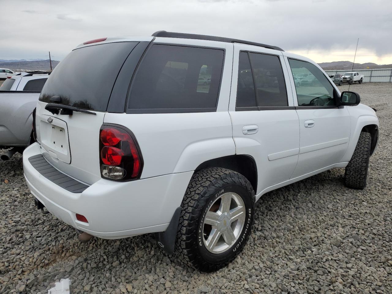 Photo 2 VIN: 1GNDT13S782188213 - CHEVROLET TRAILBLAZER 