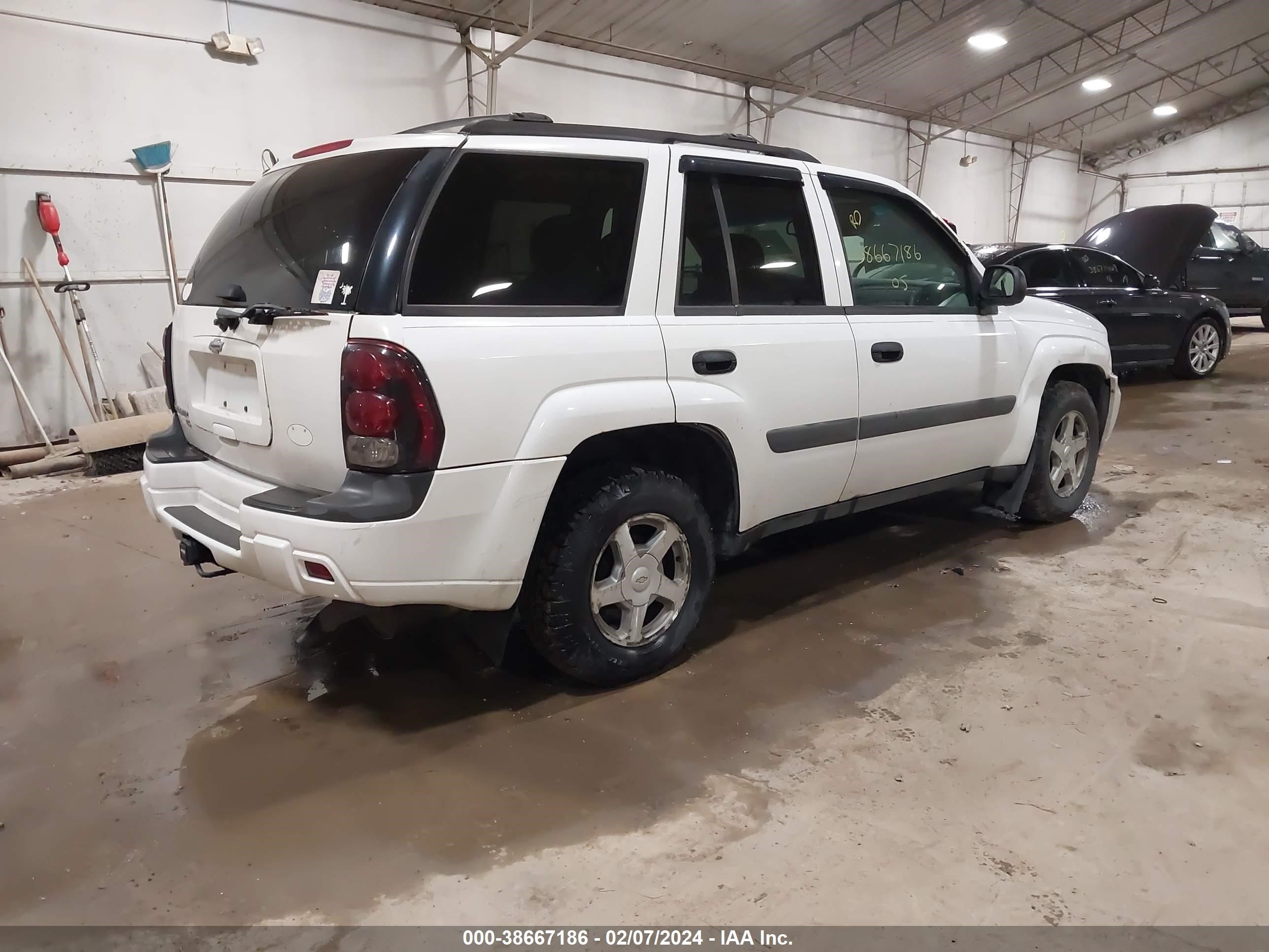 Photo 3 VIN: 1GNDT13S852330189 - CHEVROLET TRAILBLAZER 