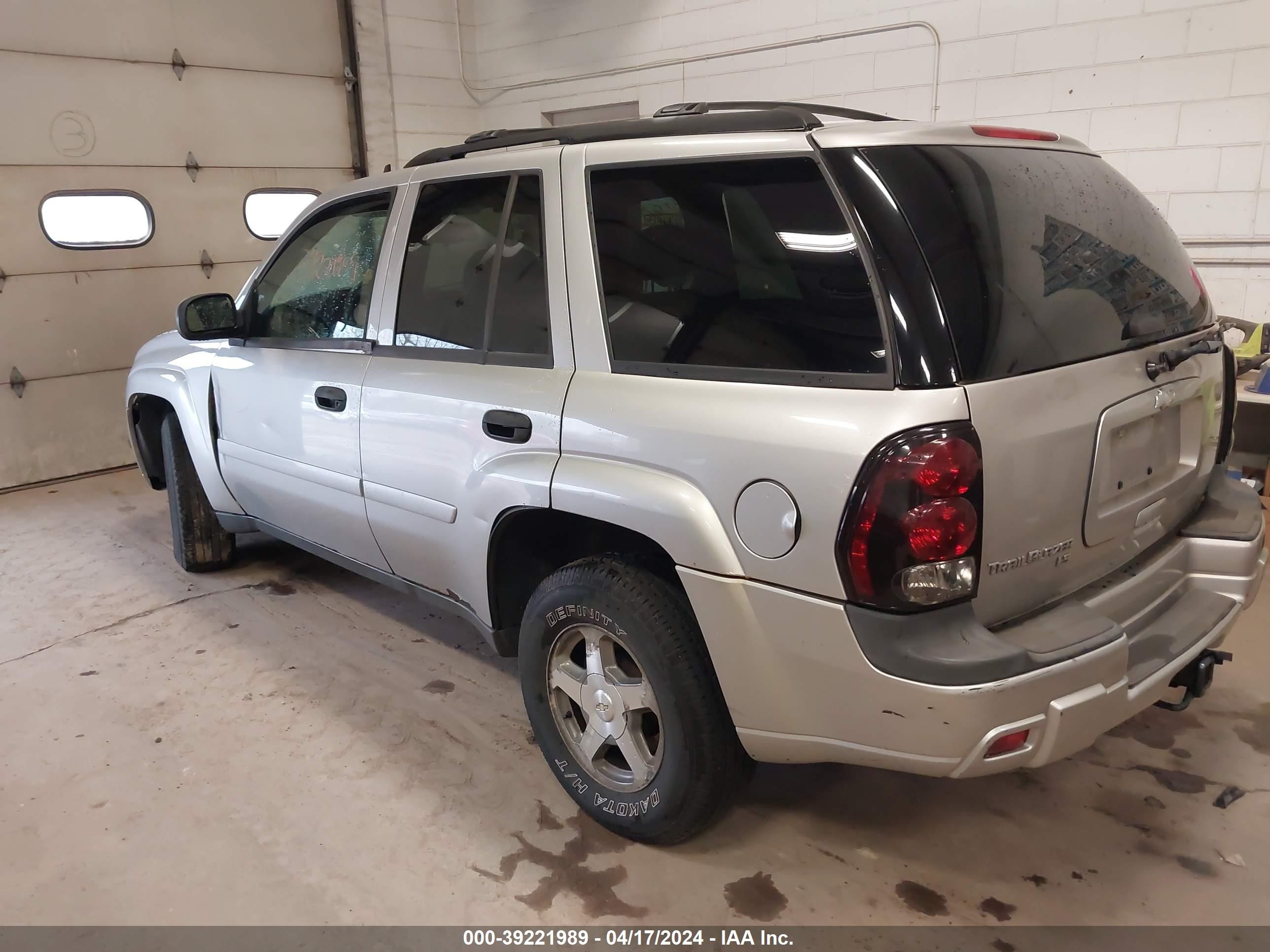 Photo 2 VIN: 1GNDT13S862201483 - CHEVROLET TRAILBLAZER 