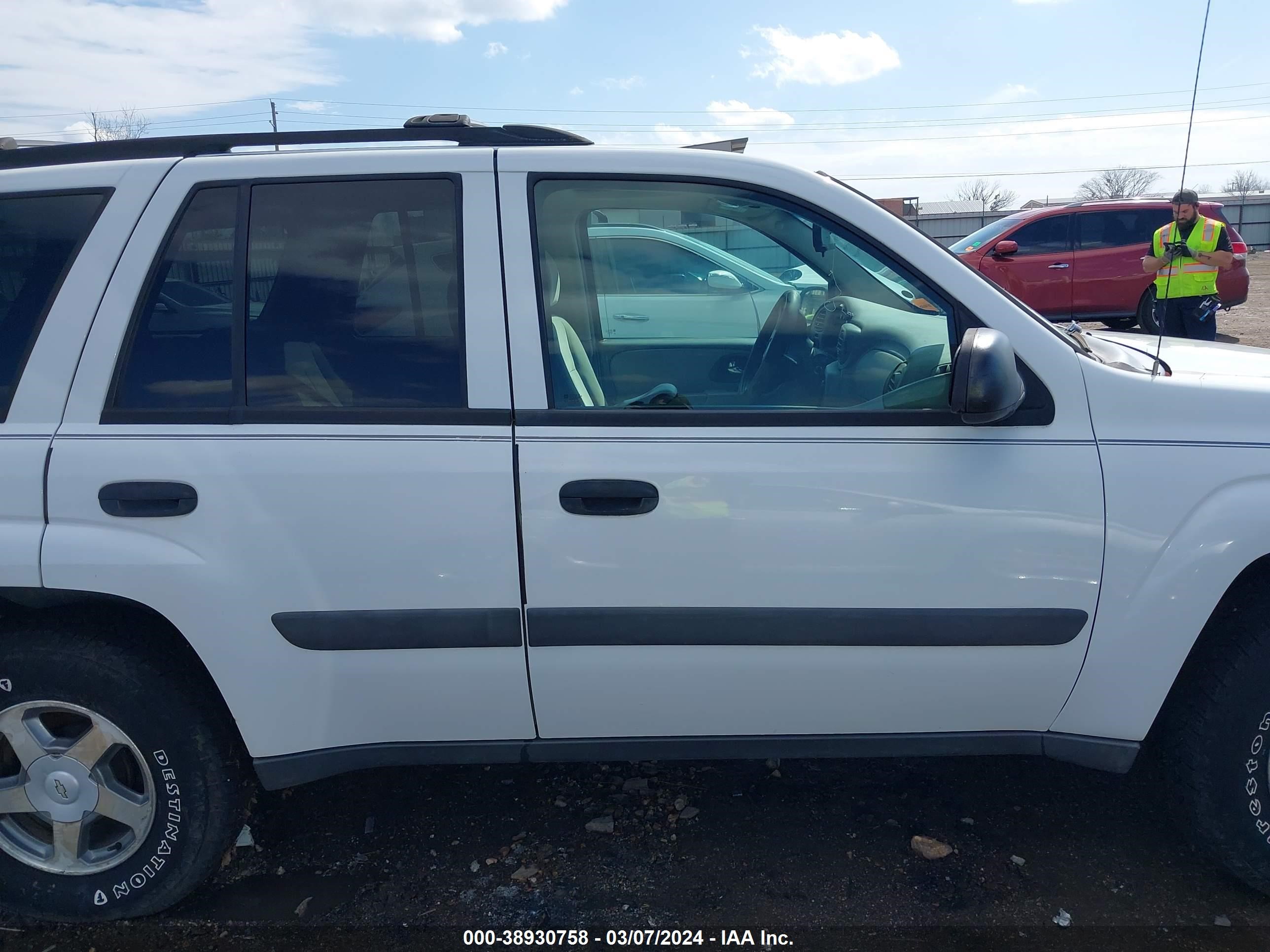 Photo 13 VIN: 1GNDT13S952296053 - CHEVROLET TRAILBLAZER 