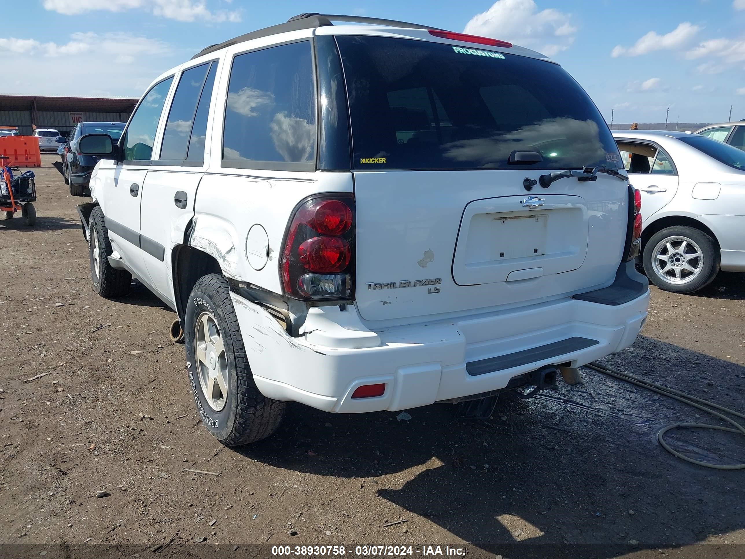 Photo 2 VIN: 1GNDT13S952296053 - CHEVROLET TRAILBLAZER 