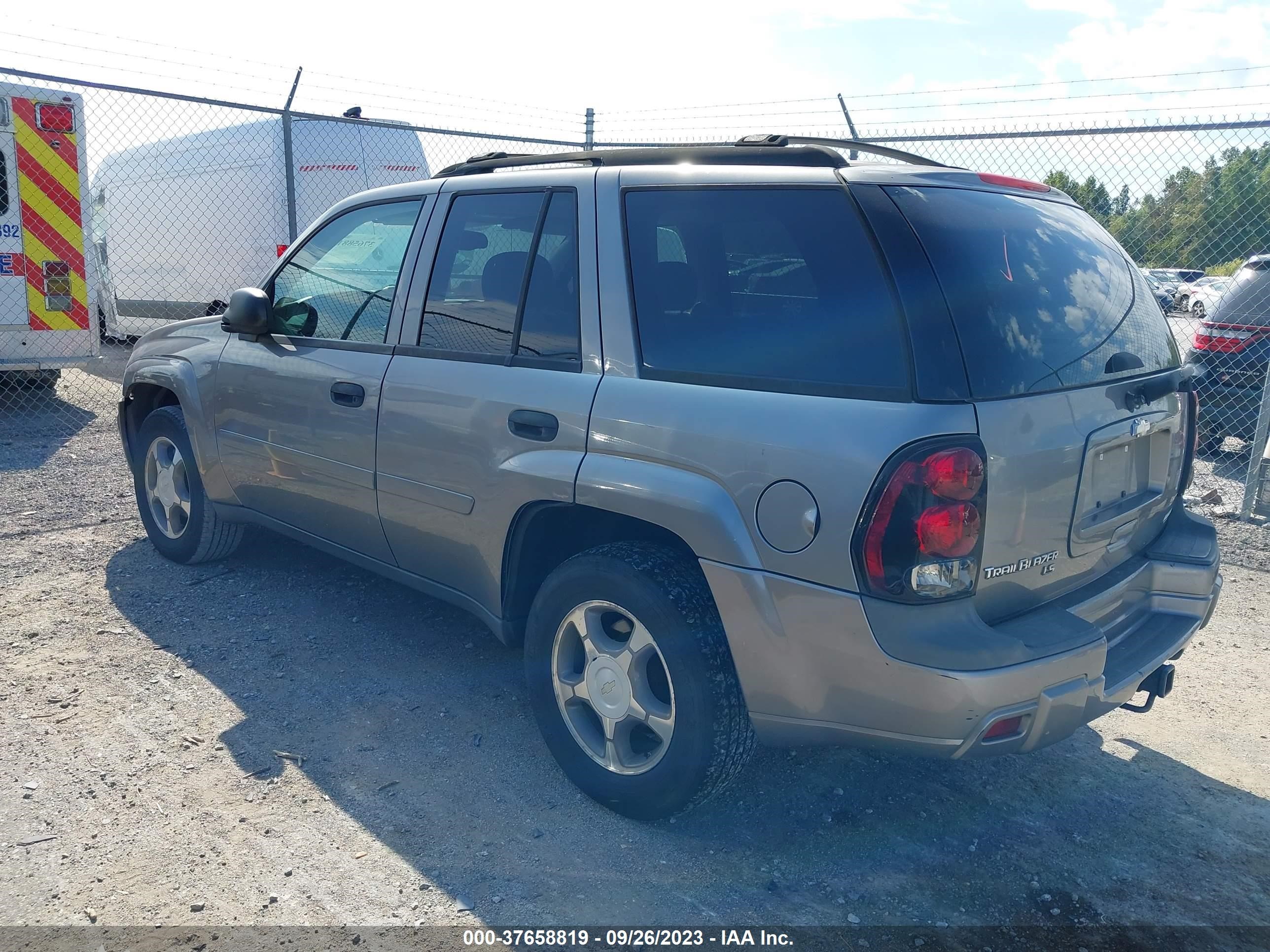 Photo 2 VIN: 1GNDT13S972217029 - CHEVROLET TRAILBLAZER 