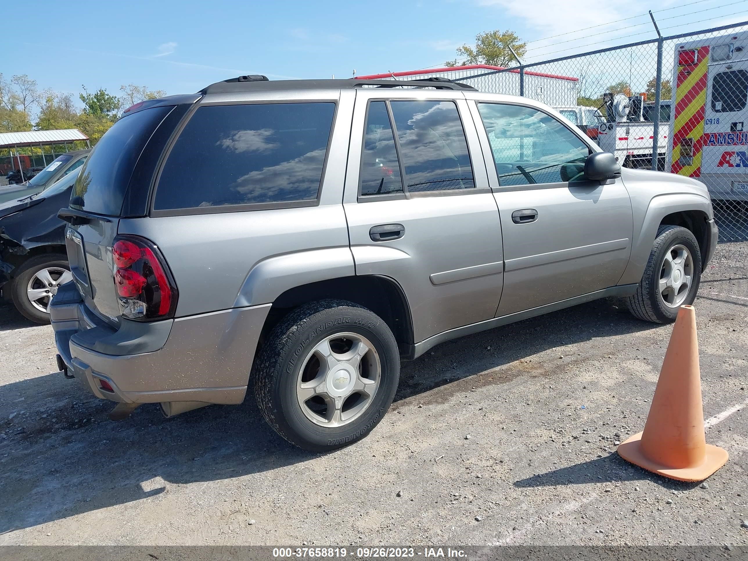 Photo 3 VIN: 1GNDT13S972217029 - CHEVROLET TRAILBLAZER 