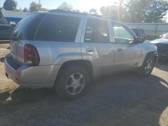 Photo 2 VIN: 1GNDT13S982133617 - CHEVROLET TRAILBLAZE 